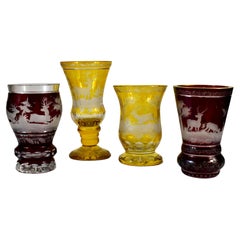 Vier Goblets graviert, Jagdmotive, böhmisches Glas, 20. Jahrhundert