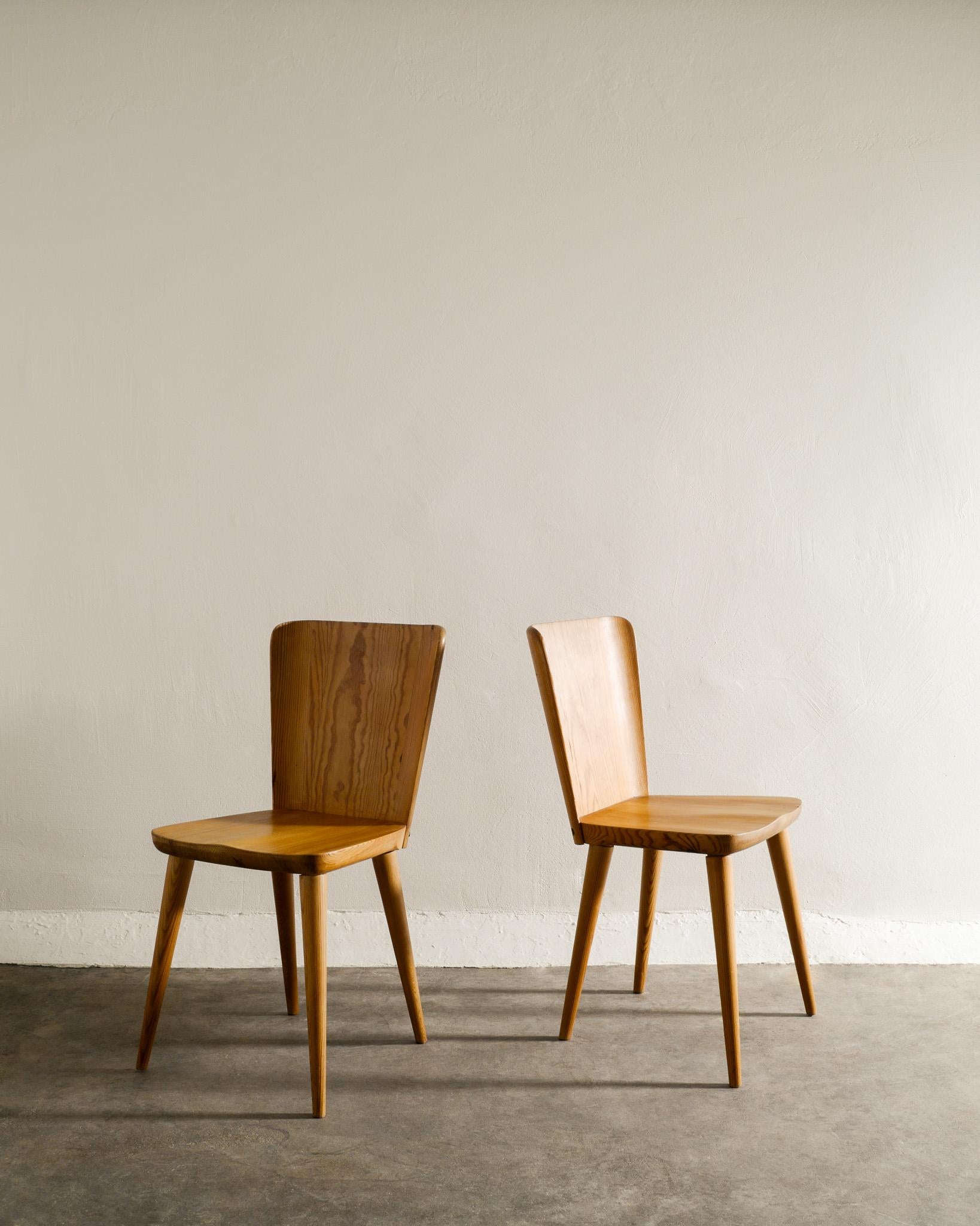 Scandinavian Modern Four Göran Malmvall Mid Century Dining Chairs in Pine Produced in Sweden, 1940s