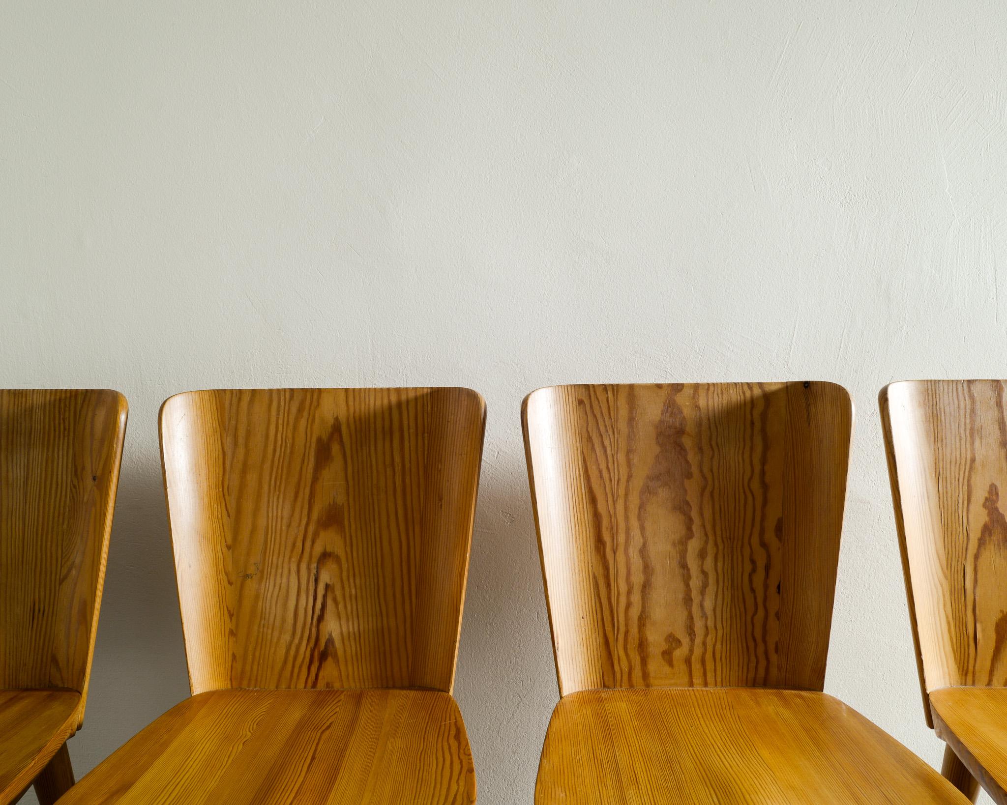 Four Göran Malmvall Mid Century Dining Chairs in Pine Produced in Sweden, 1940s In Good Condition In Stockholm, SE