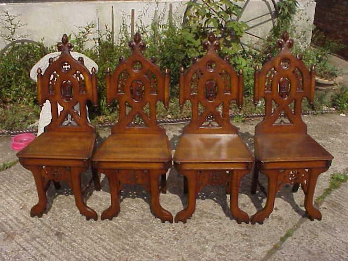 Néo-gothique Quatre chaises d'entrée en chêne de style néo-gothique en vente