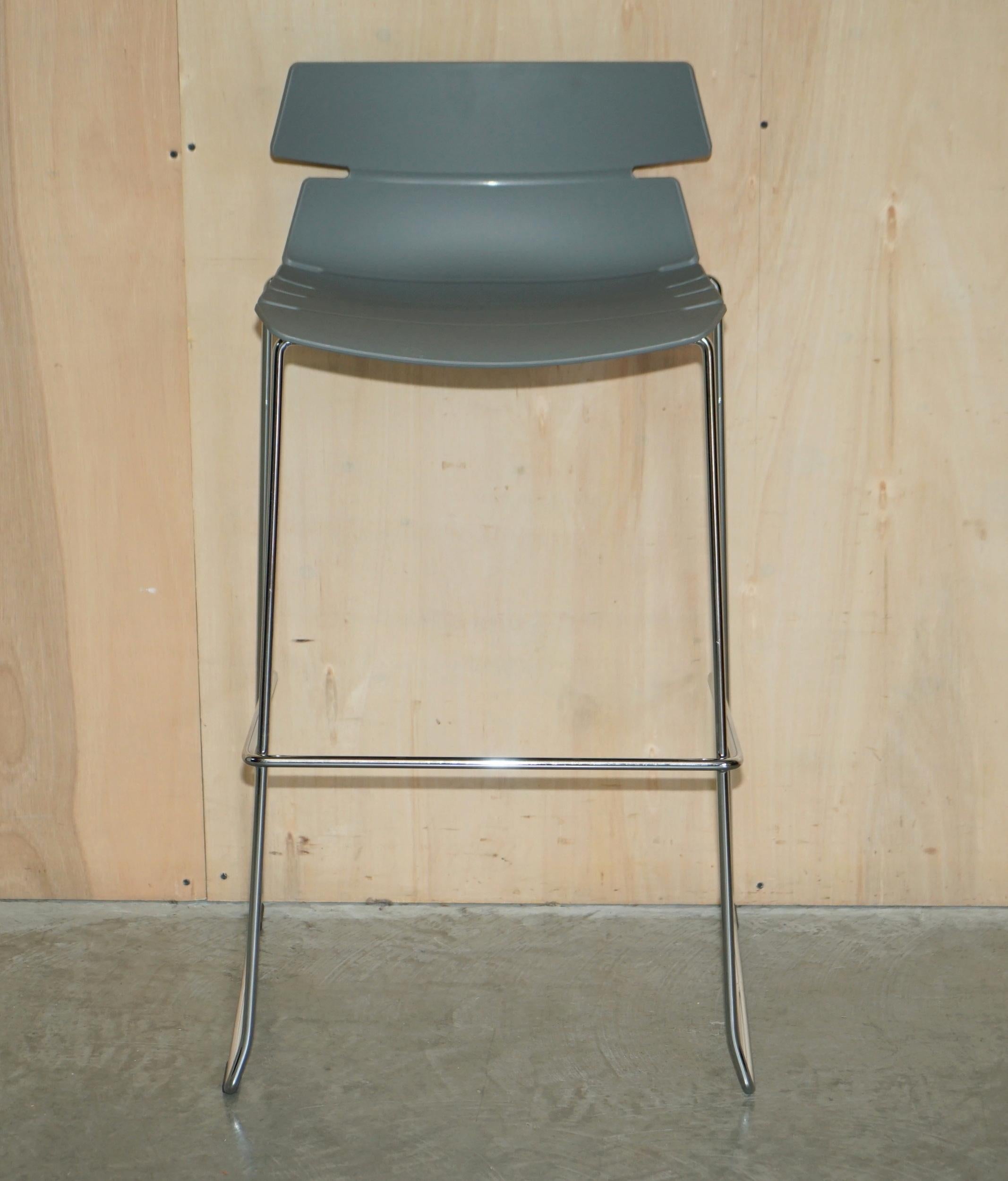 Nous sommes ravis d'offrir à la vente cette belle et unique série de quatre tabourets de bar empilables gris LTD de Whiteleaf furniture, qui font partie d'une suite.
J'ai huit de ces tabourets au total, quatre gris et quatre noirs, cette vente