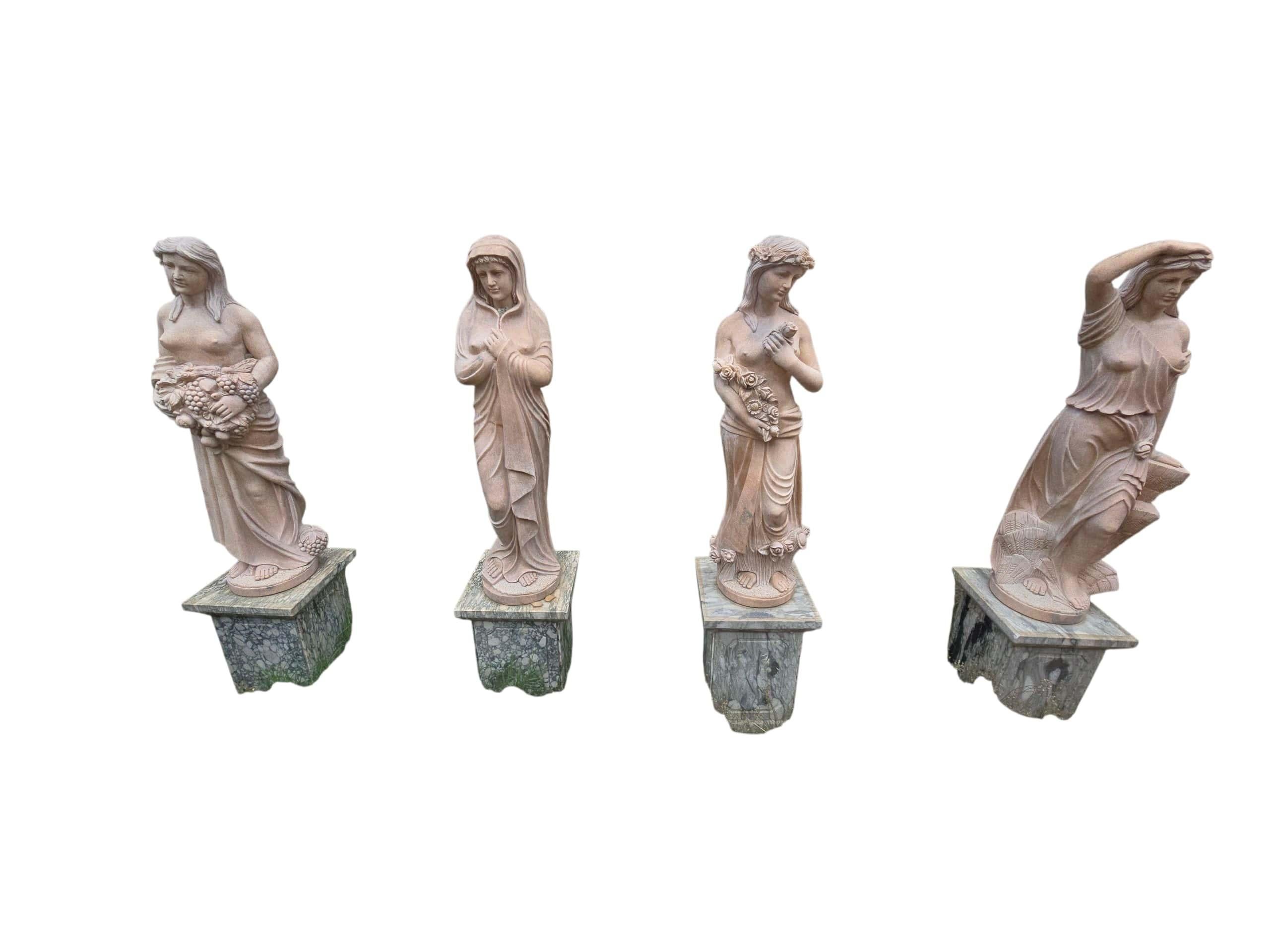 Elegantes Set aus vier handgeschnitzten italienischen Marmorskulpturen, die jeweils eine der vier Jahreszeiten - Frühling, Sommer, Herbst und Winter - darstellen. Die in den 1980er Jahren in Italien gefertigten, detailreichen Figuren sind aus