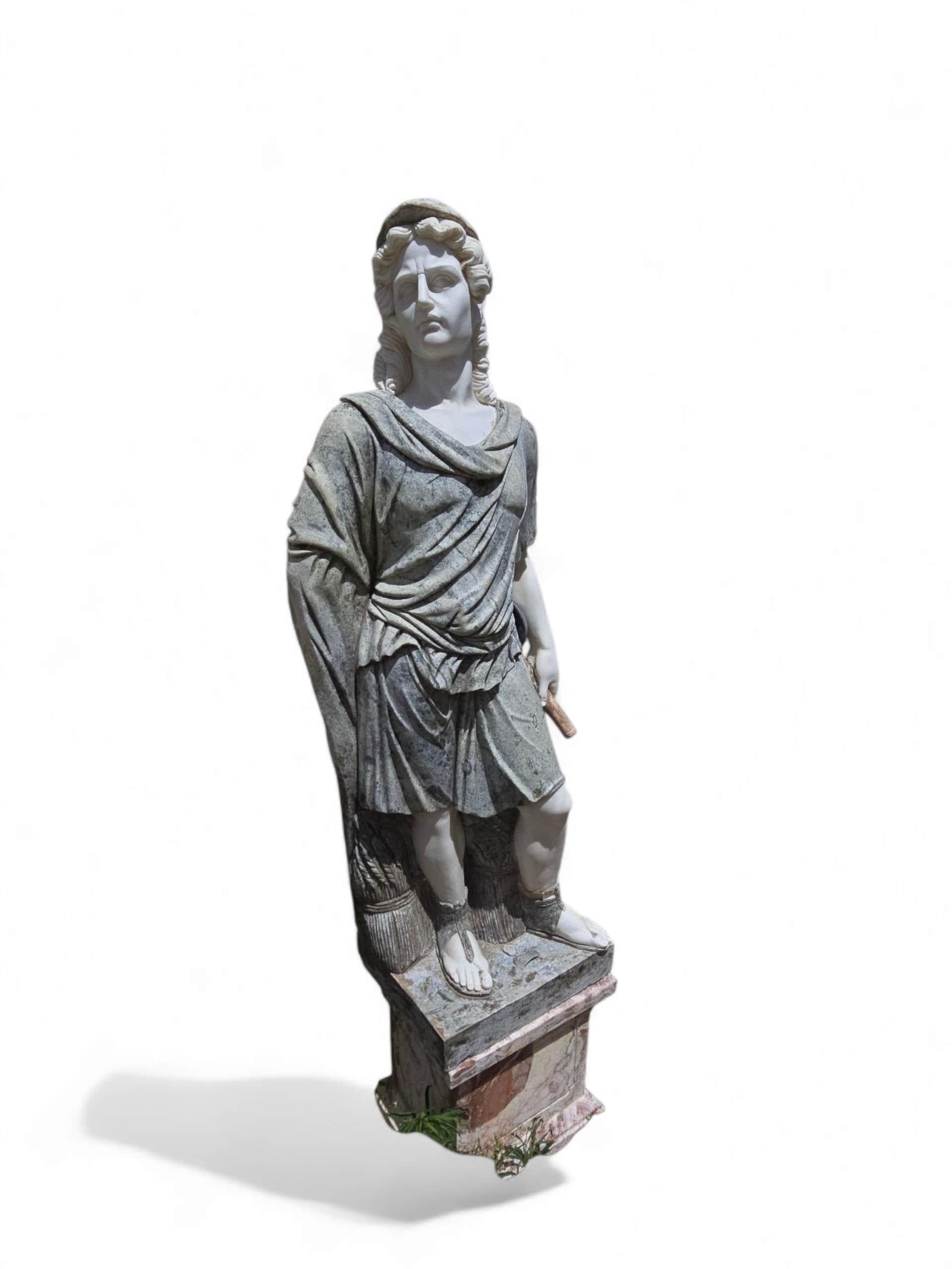 Elegantes Set aus vier handgeschnitzten italienischen Marmorskulpturen, die jeweils eine der vier Jahreszeiten - Frühling, Sommer, Herbst und Winter - darstellen. Die in den 1980er Jahren in Italien gefertigten, detailreichen Figuren sind aus