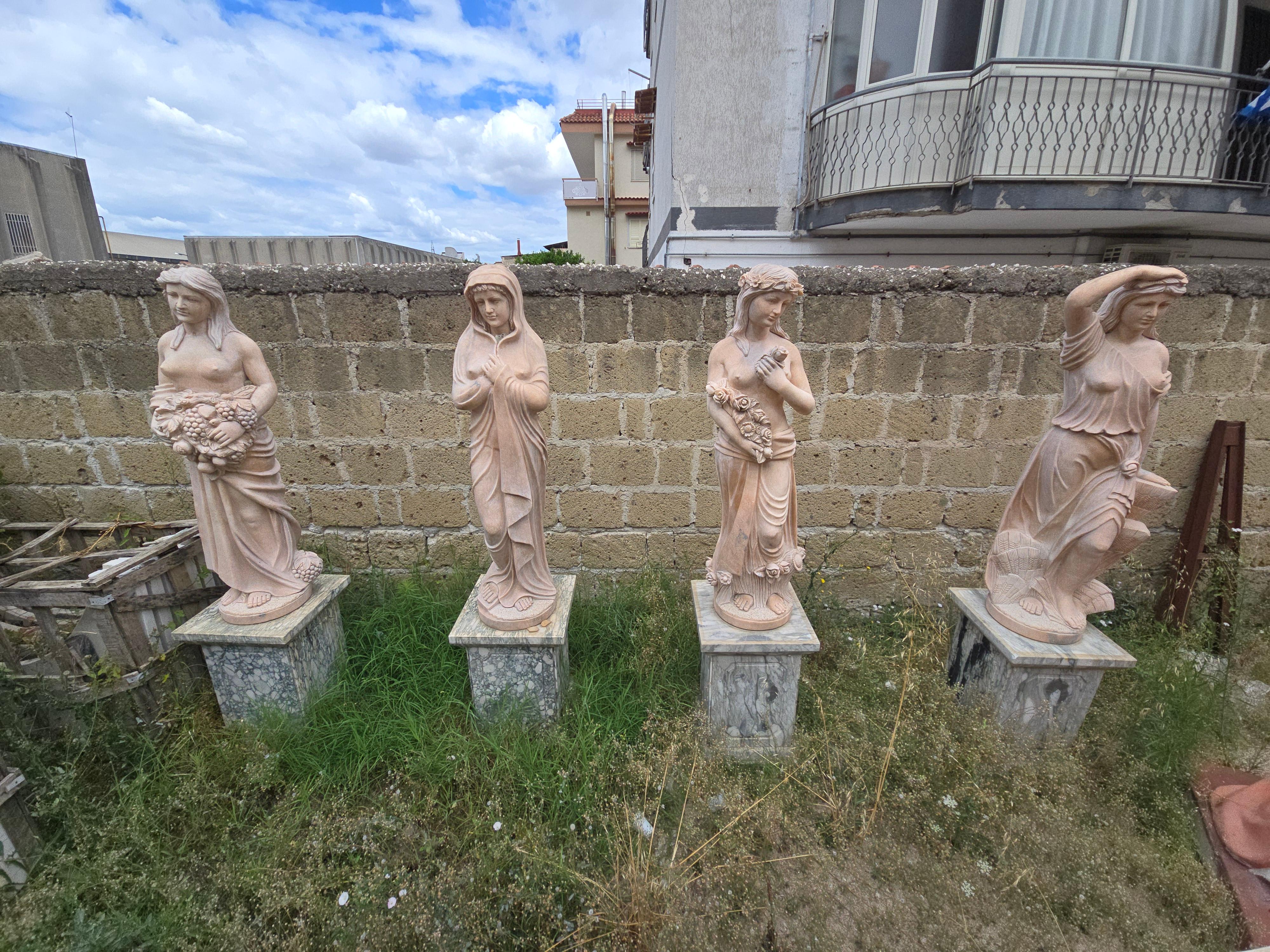 Vier handgeschnitzte italienische Marmorstatuen, die die Four Seasons darstellen, 220 cm im Zustand „Gut“ im Angebot in Madrid, ES