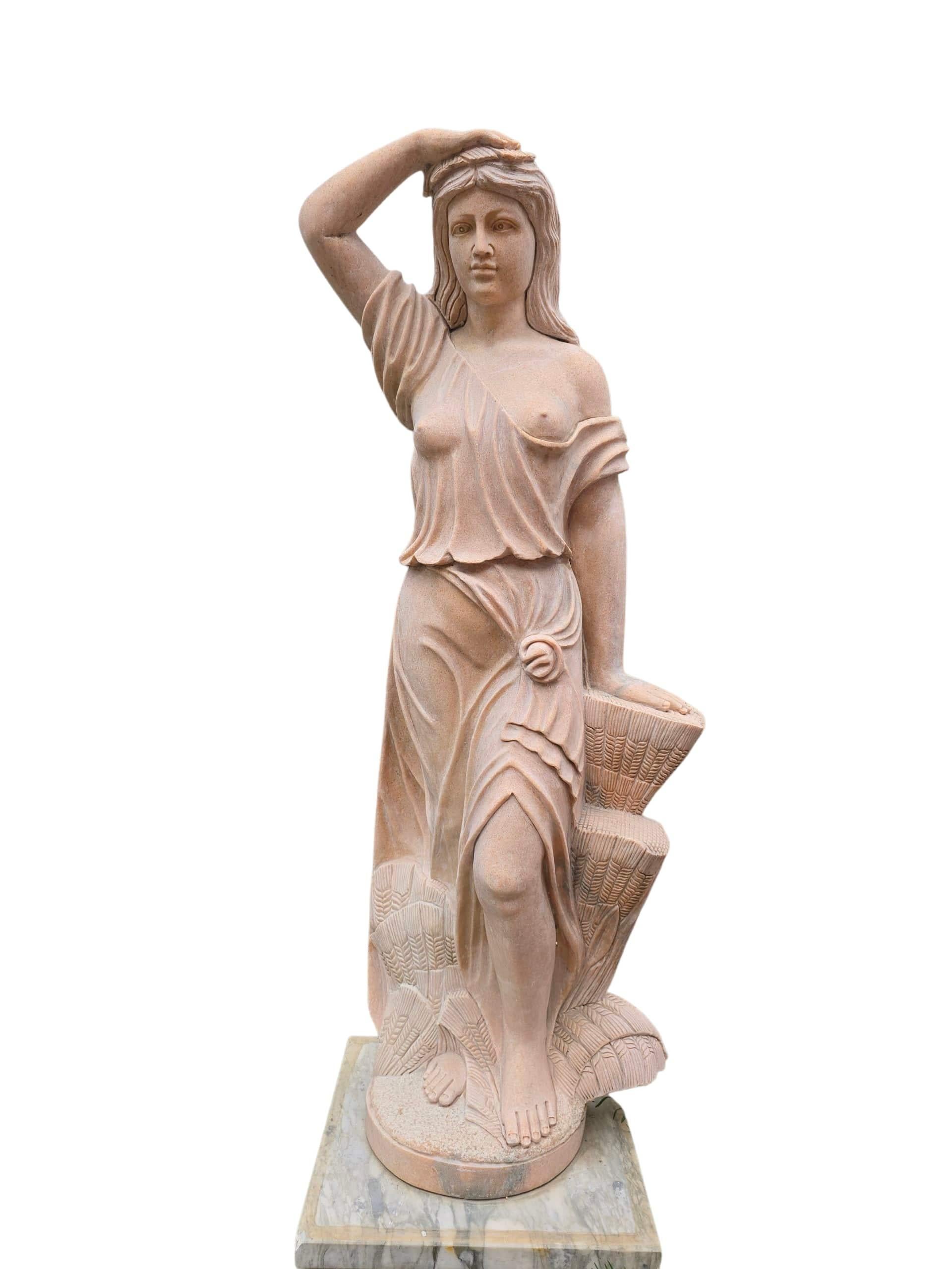Vier handgeschnitzte italienische Marmorstatuen, die die Four Seasons darstellen, 220 cm (Ende des 20. Jahrhunderts) im Angebot