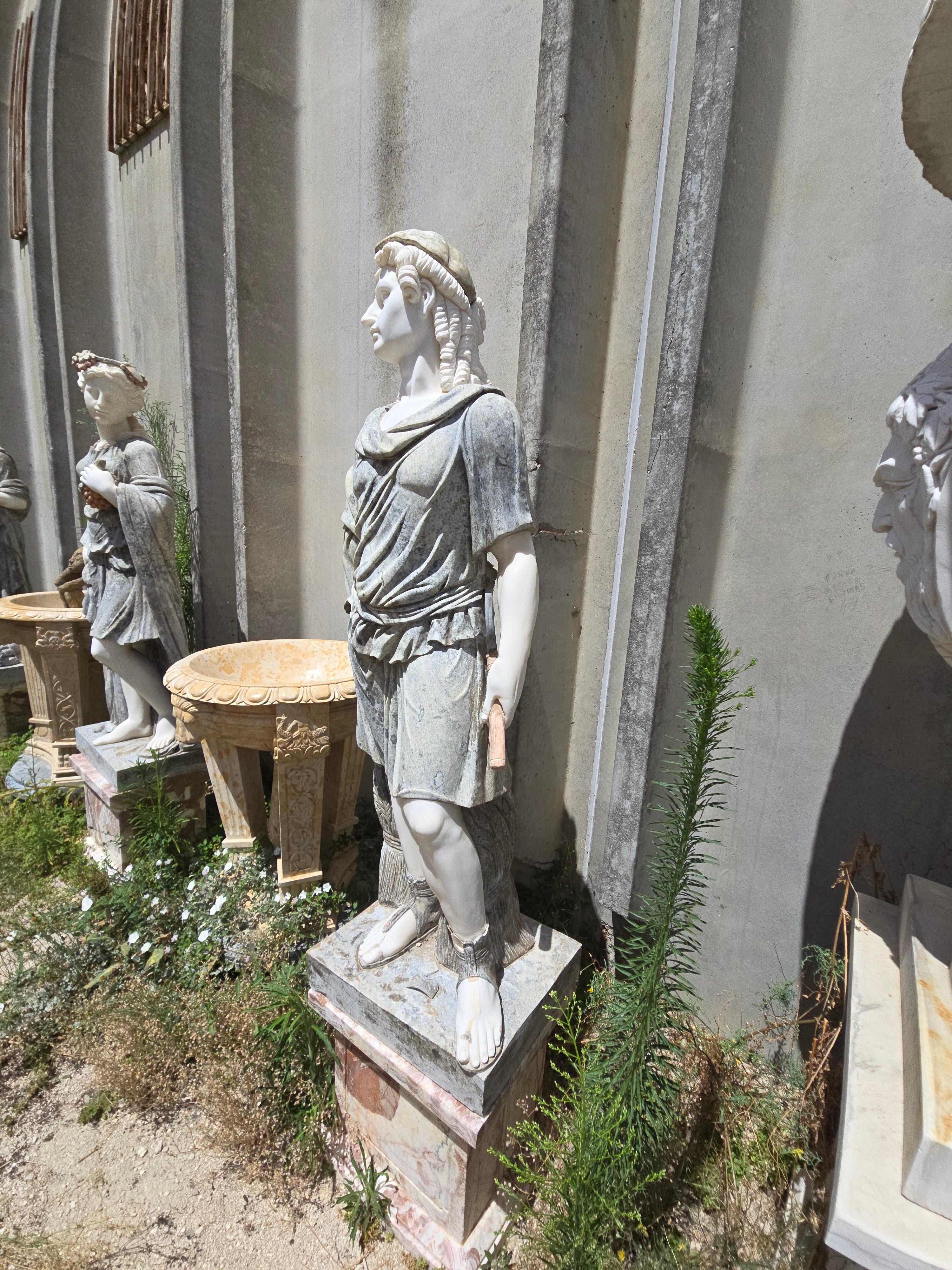 Vier handgeschnitzte italienische Marmorstatuen, die die Four Seasons darstellen, 220 cm (Ende des 20. Jahrhunderts) im Angebot