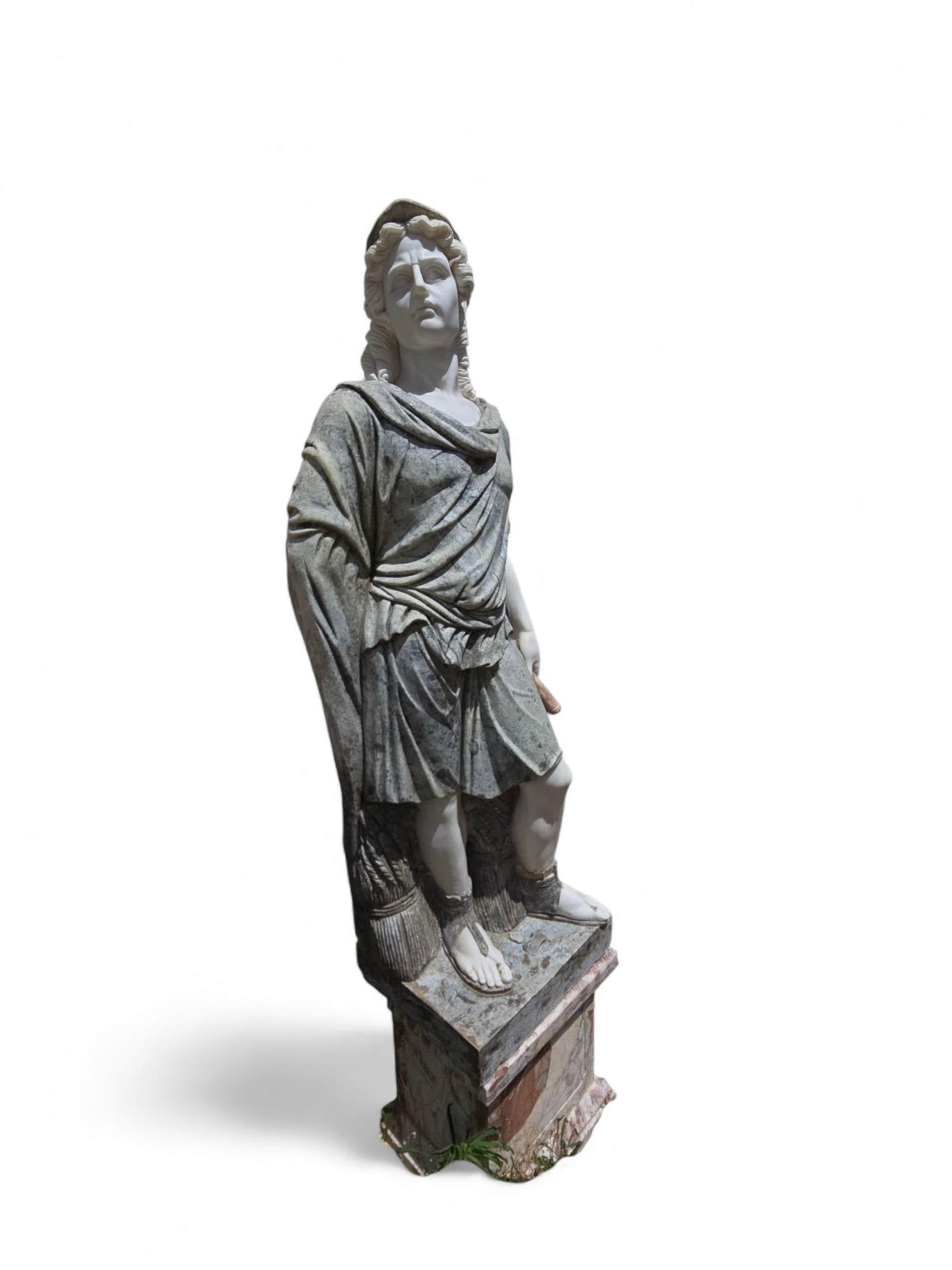 Vier handgeschnitzte italienische Marmorstatuen, die die Four Seasons darstellen, 220 cm im Angebot 1