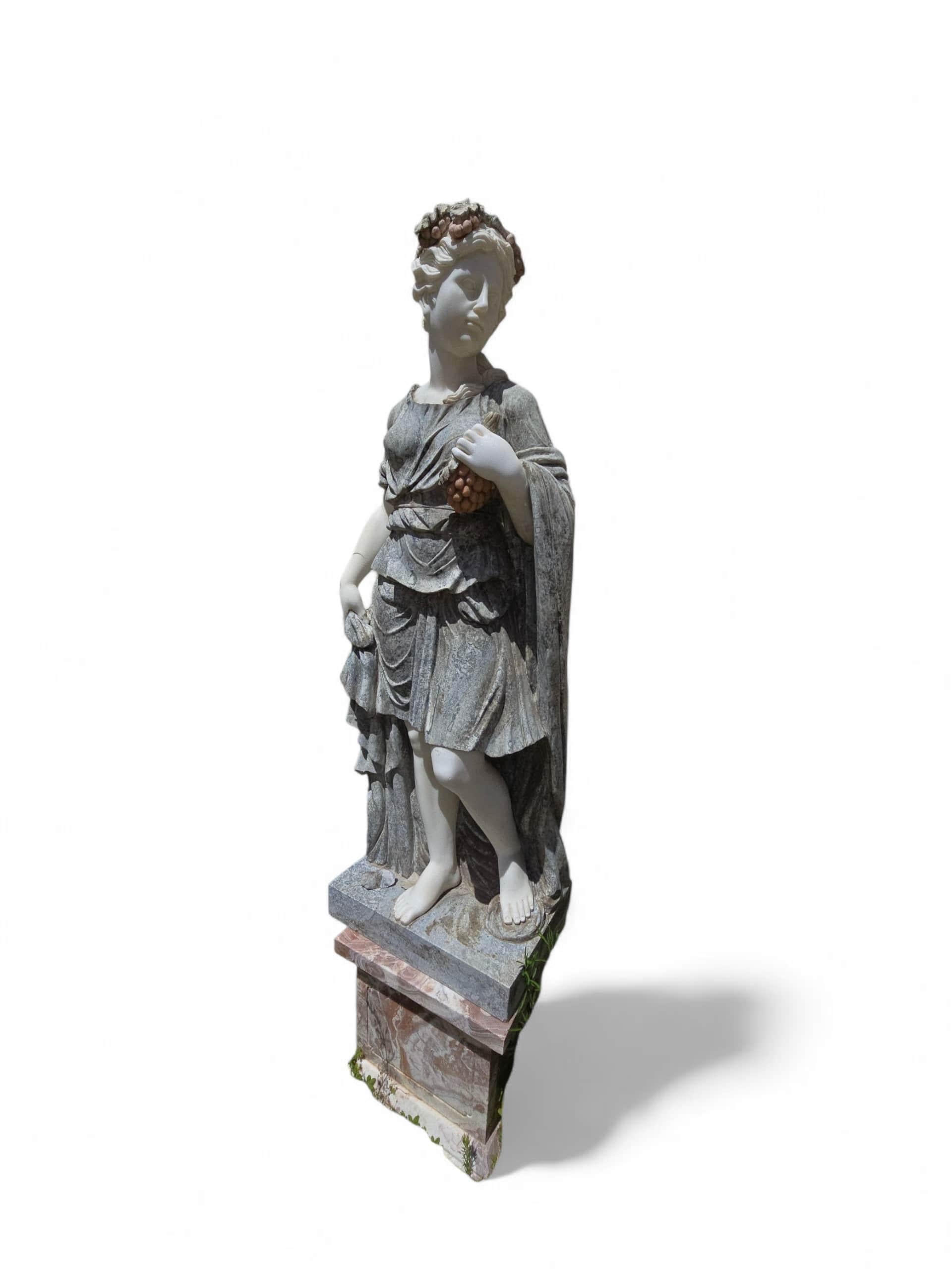 Vier handgeschnitzte italienische Marmorstatuen, die die Four Seasons darstellen, 220 cm im Angebot 2
