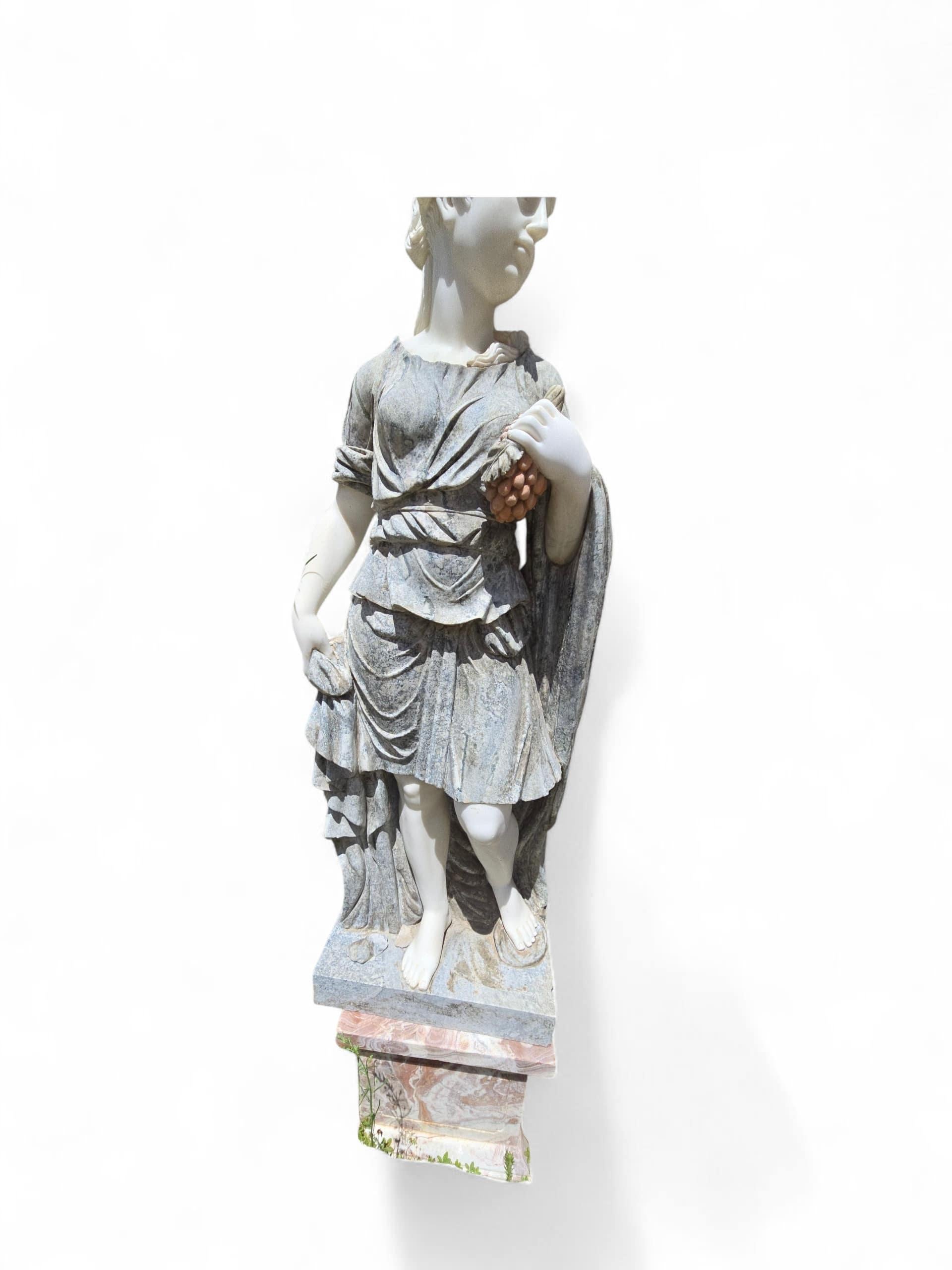 Vier handgeschnitzte italienische Marmorstatuen, die die Four Seasons darstellen, 220 cm im Angebot 5