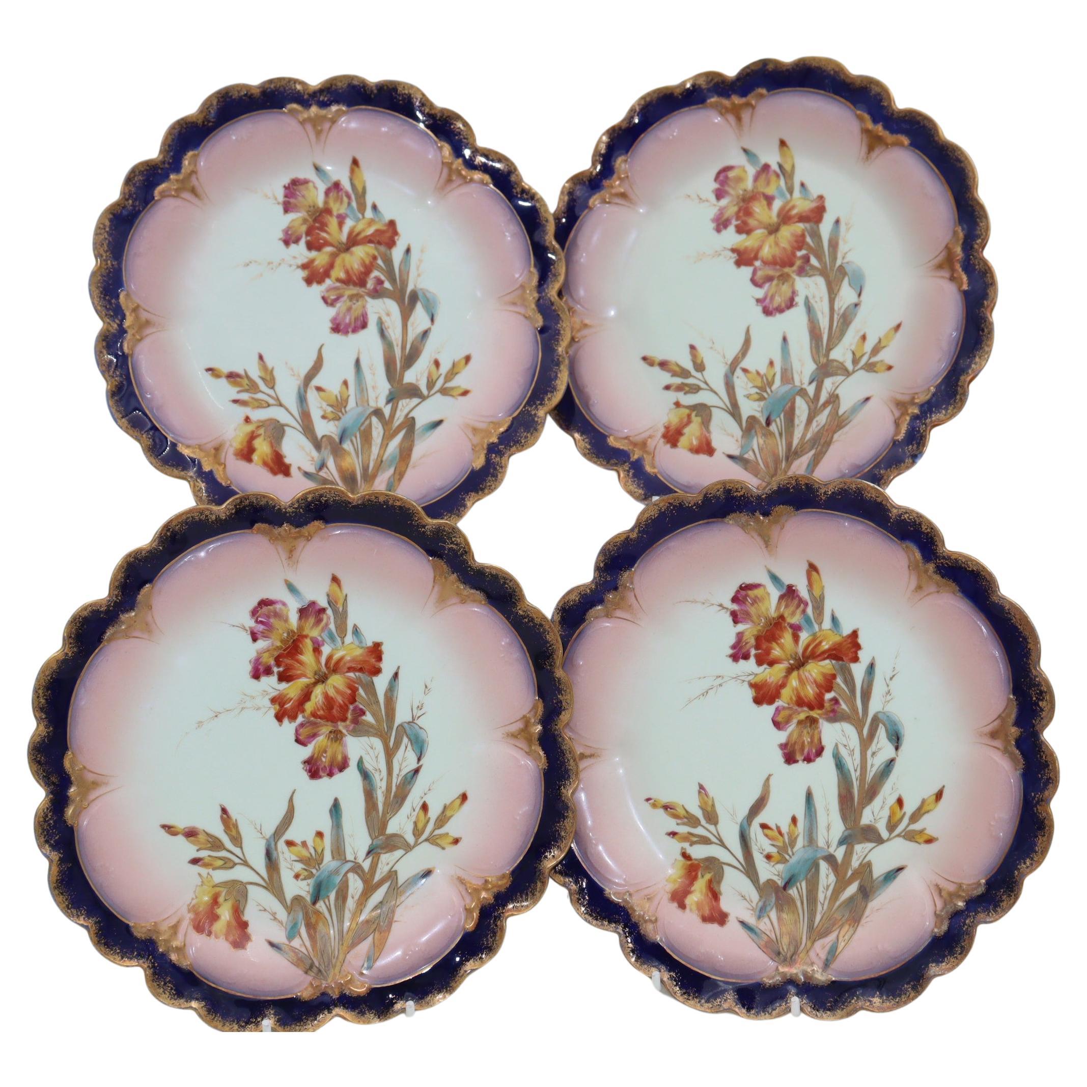 Quatre assiettes à dessert de Limoges peintes et dorées à la main en vente