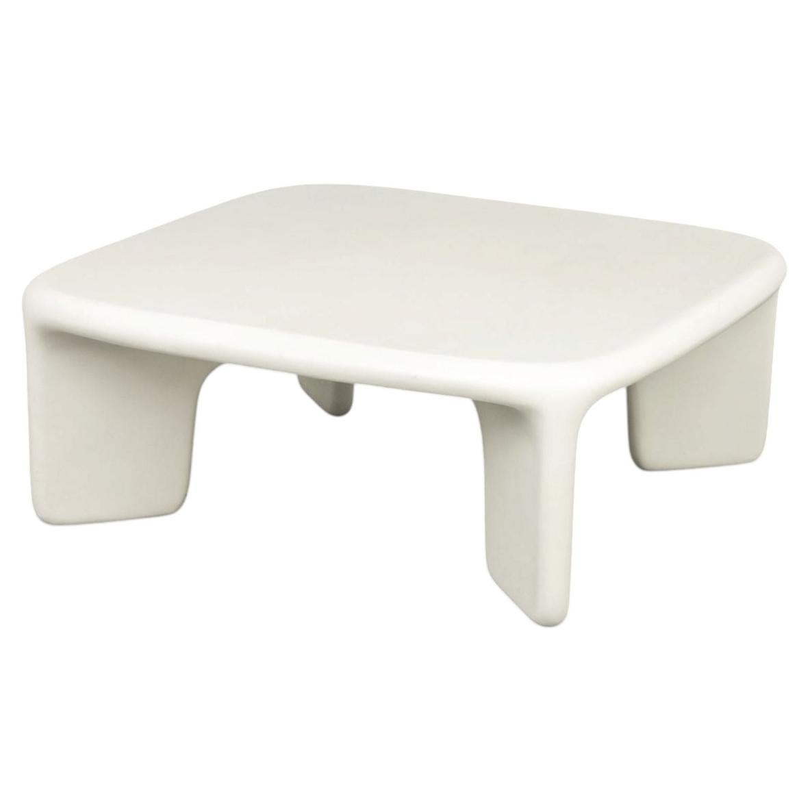 Mesa de centro «Dante» de Four Hands en hormigón blanco, diseño minimalista