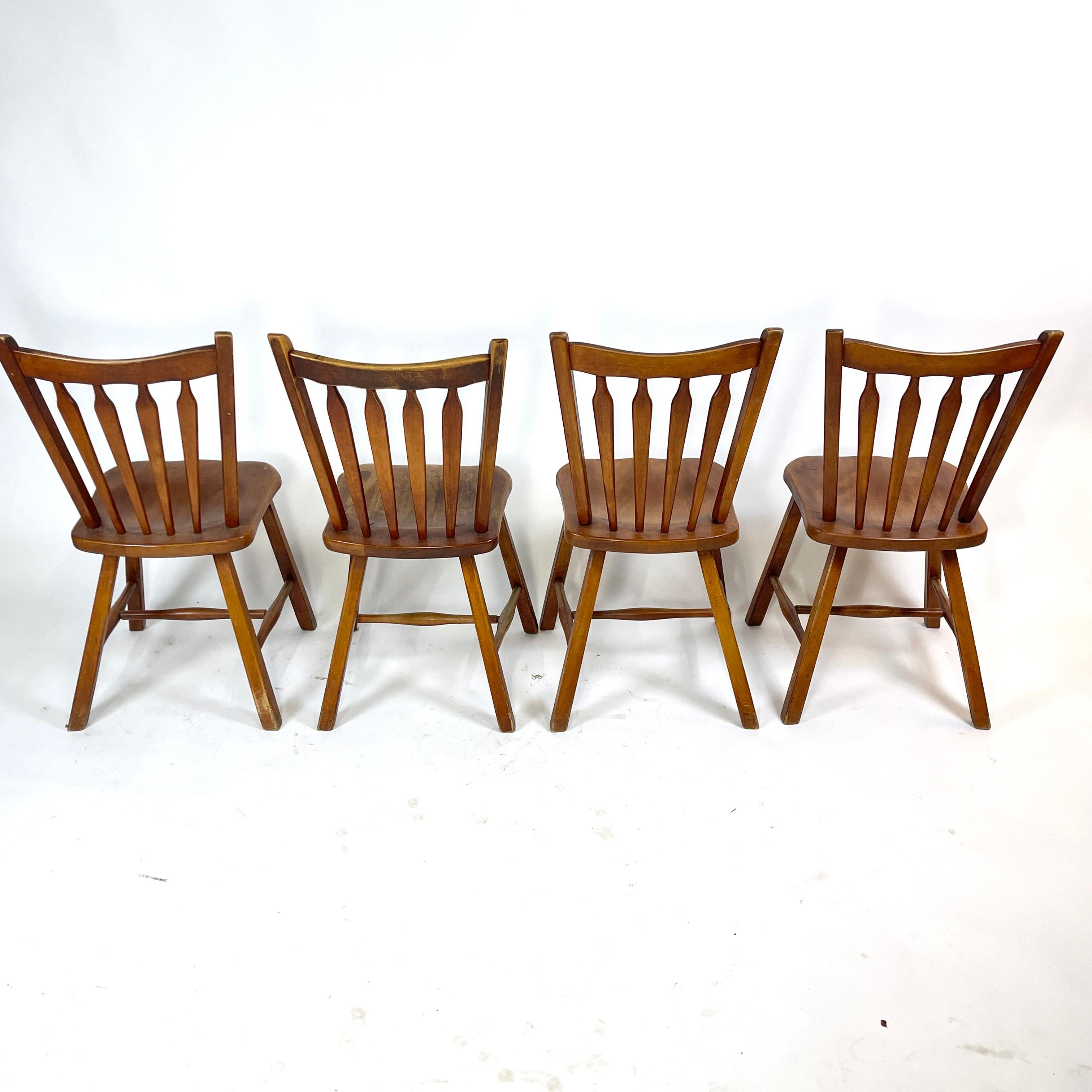Four Hard Rock Vermont Maple Americana Dining Chairs, Herman DeVries for Cushman In Good Condition In Hudson, NY