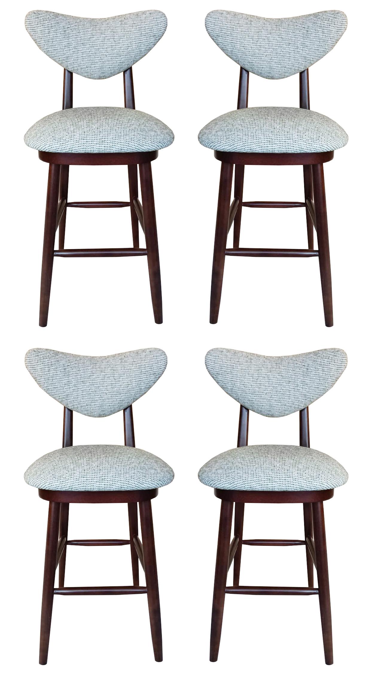 Voici la dernière création de Vintola Studio, l'étonnante chaise conçue par Ola Szewczul en 2024. Cette chaise est un chef-d'œuvre de design moderne, alliant l'élégance à un confort exceptionnel. Le riche tissu de l'assise et du dossier met en