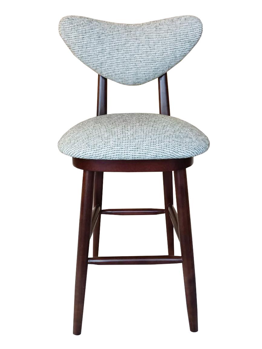 Sculpté à la main Quatre chaises tabouret de bar en forme de cœur, tissu blanc et vert, par Vintola Studio, Europe. en vente