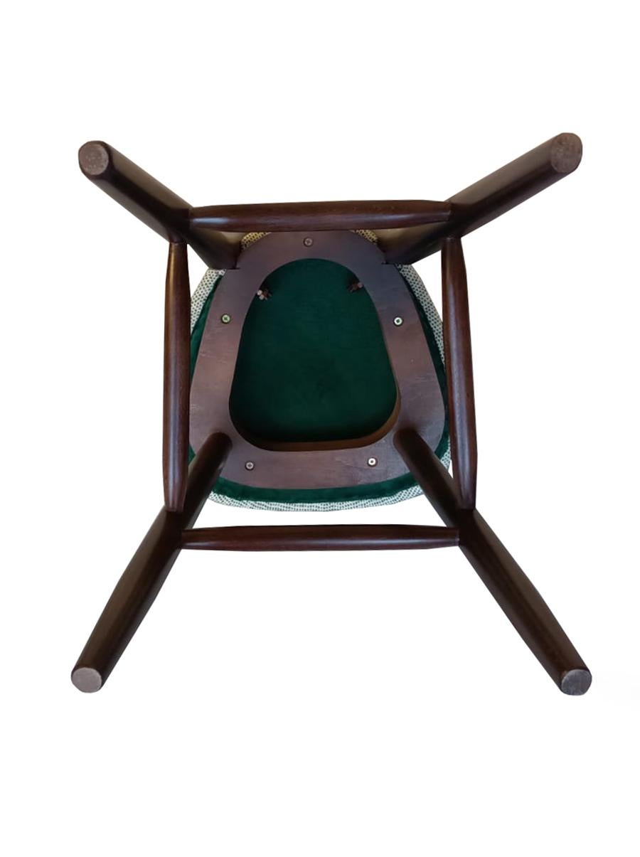 Quatre chaises tabouret de bar en forme de cœur, tissu blanc et vert, par Vintola Studio, Europe. en vente 1