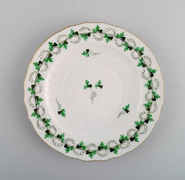 Four Herend Green clover plates in hand-painted porcelain with gold edge, mid-20th century.
Largest measures: 17.5 cm.
In excellent condition.
Stamped.