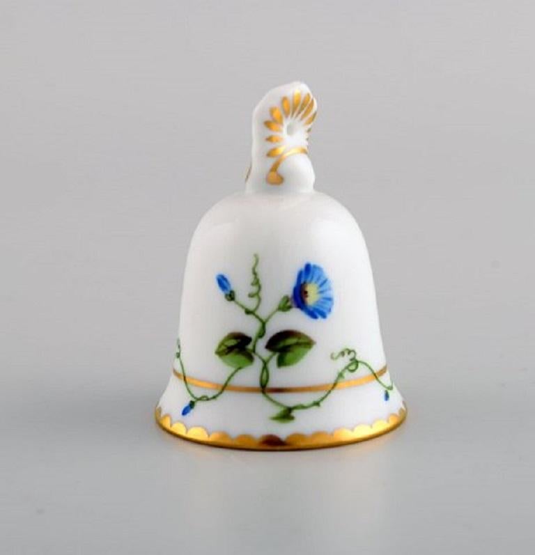 Three Herend table bells in hand-painted porcelain with flowers and gold decoration. 1980s.
Measures: 7 x 6.5 cm.
In excellent condition.
Stamped.