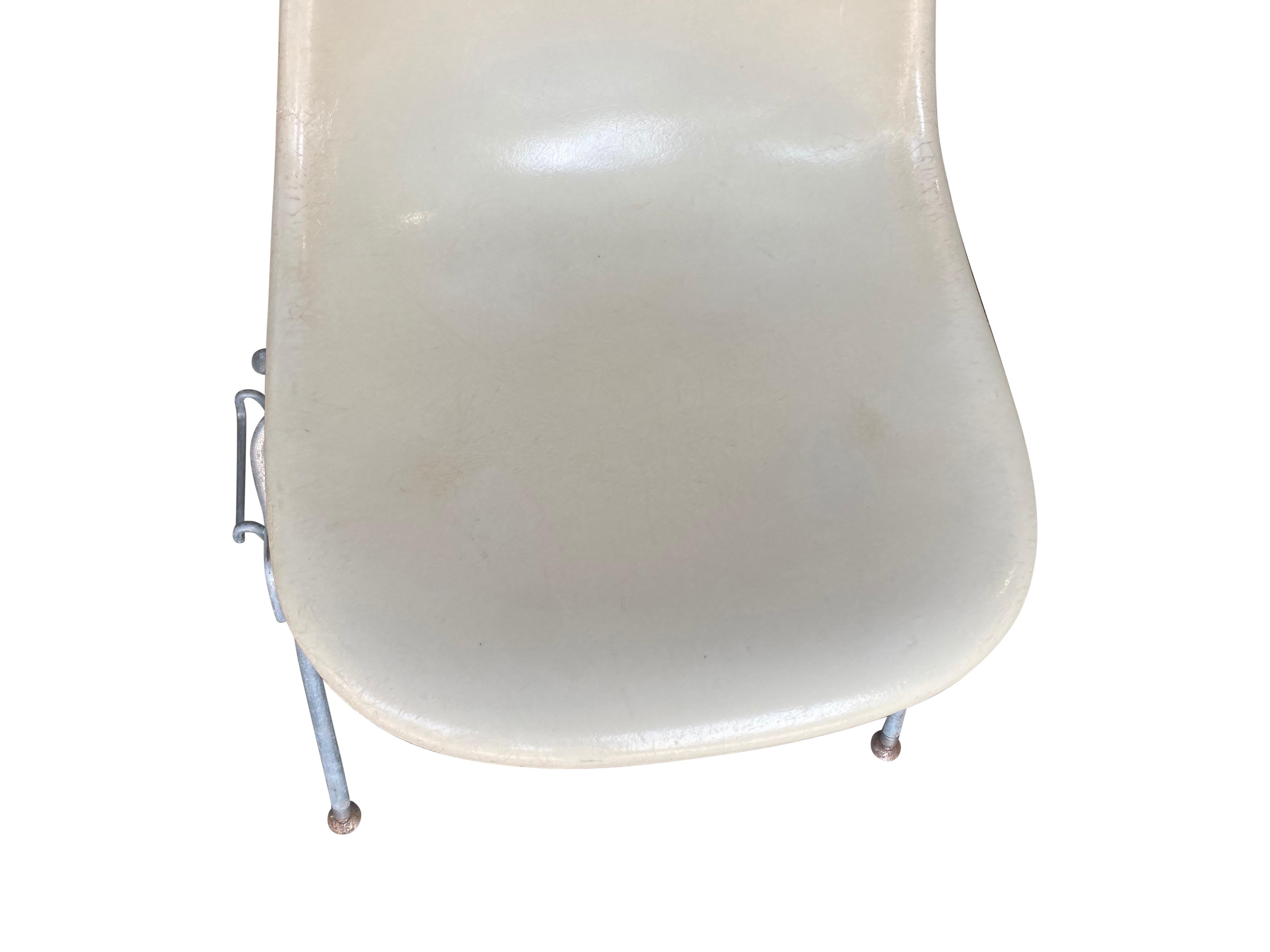Vier Herman Miller Eames Stapelbare Esszimmerstühle aus Fiberglas im Angebot 3