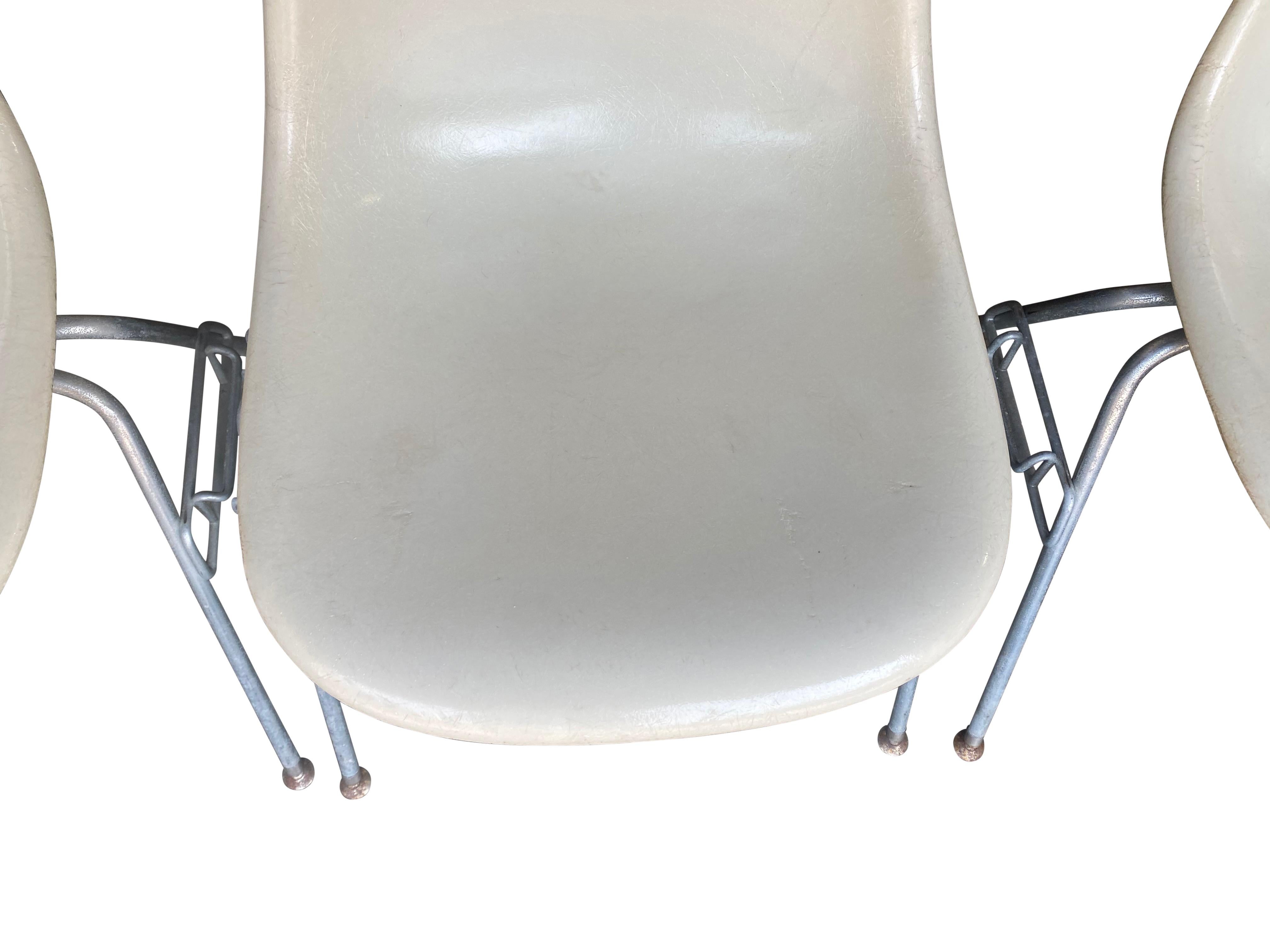 Quatre chaises de salle à manger empilables Eames en fibre de verre Herman Miller en vente 4