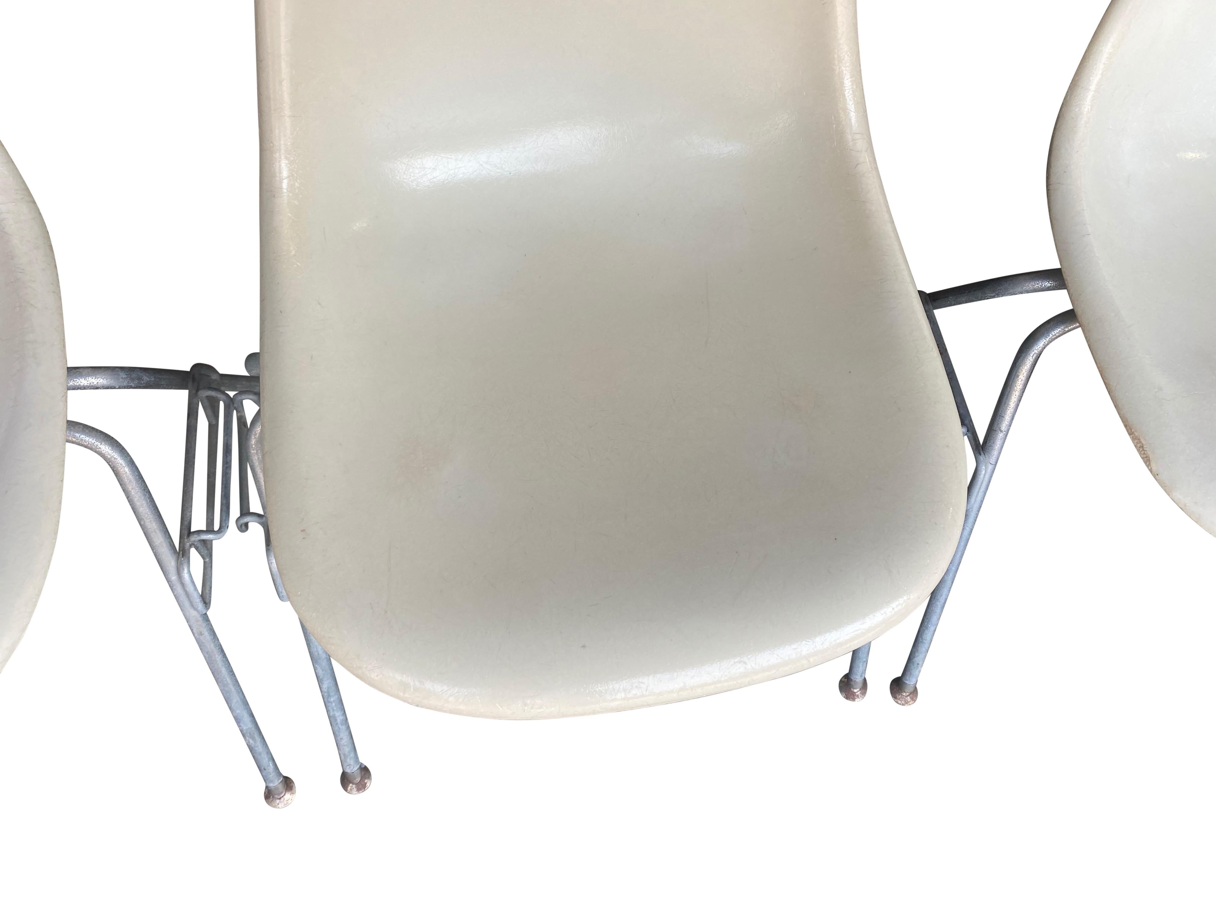 Quatre chaises de salle à manger empilables Eames en fibre de verre Herman Miller en vente 5