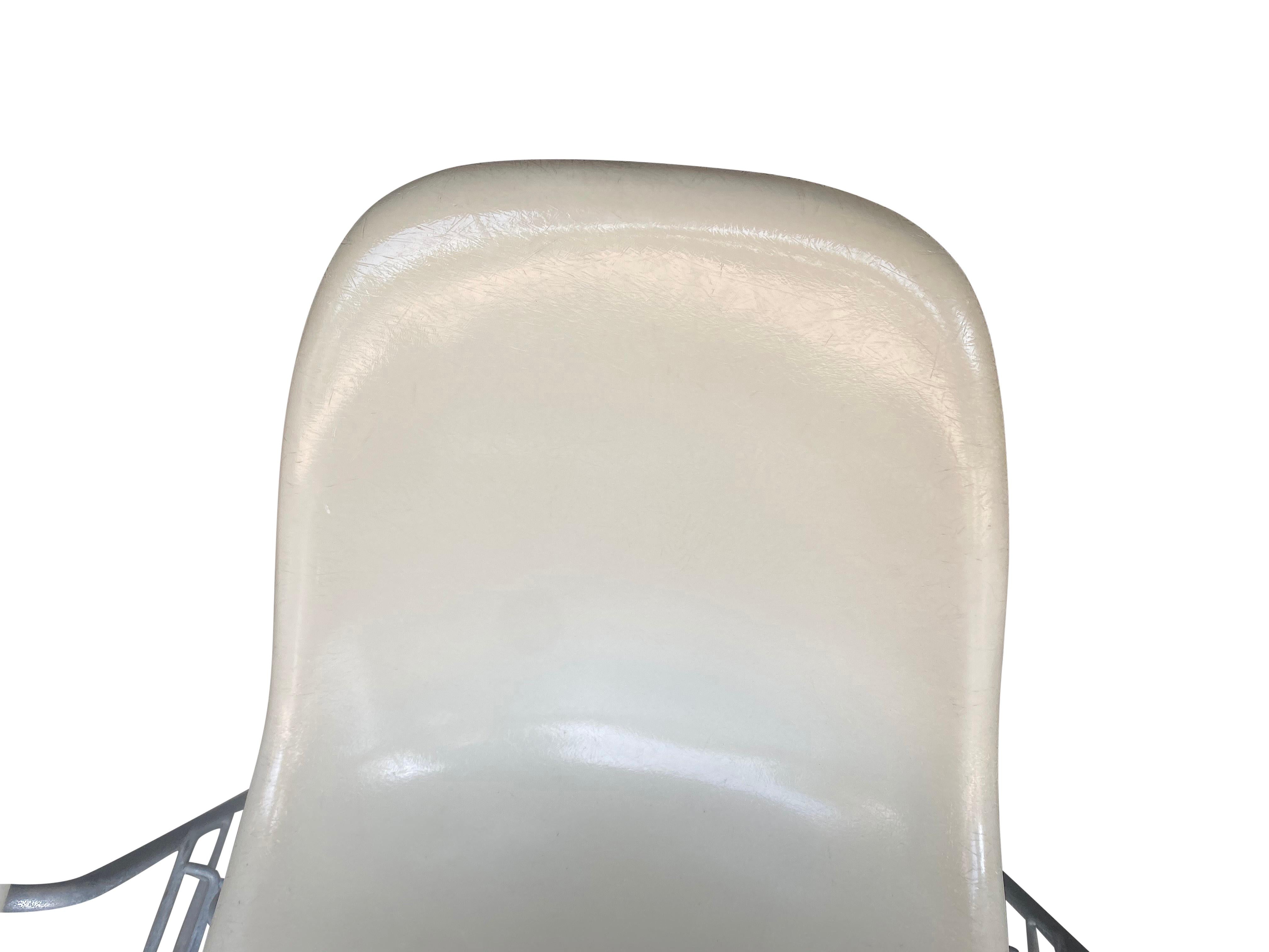 Quatre chaises de salle à manger empilables Eames en fibre de verre Herman Miller en vente 6