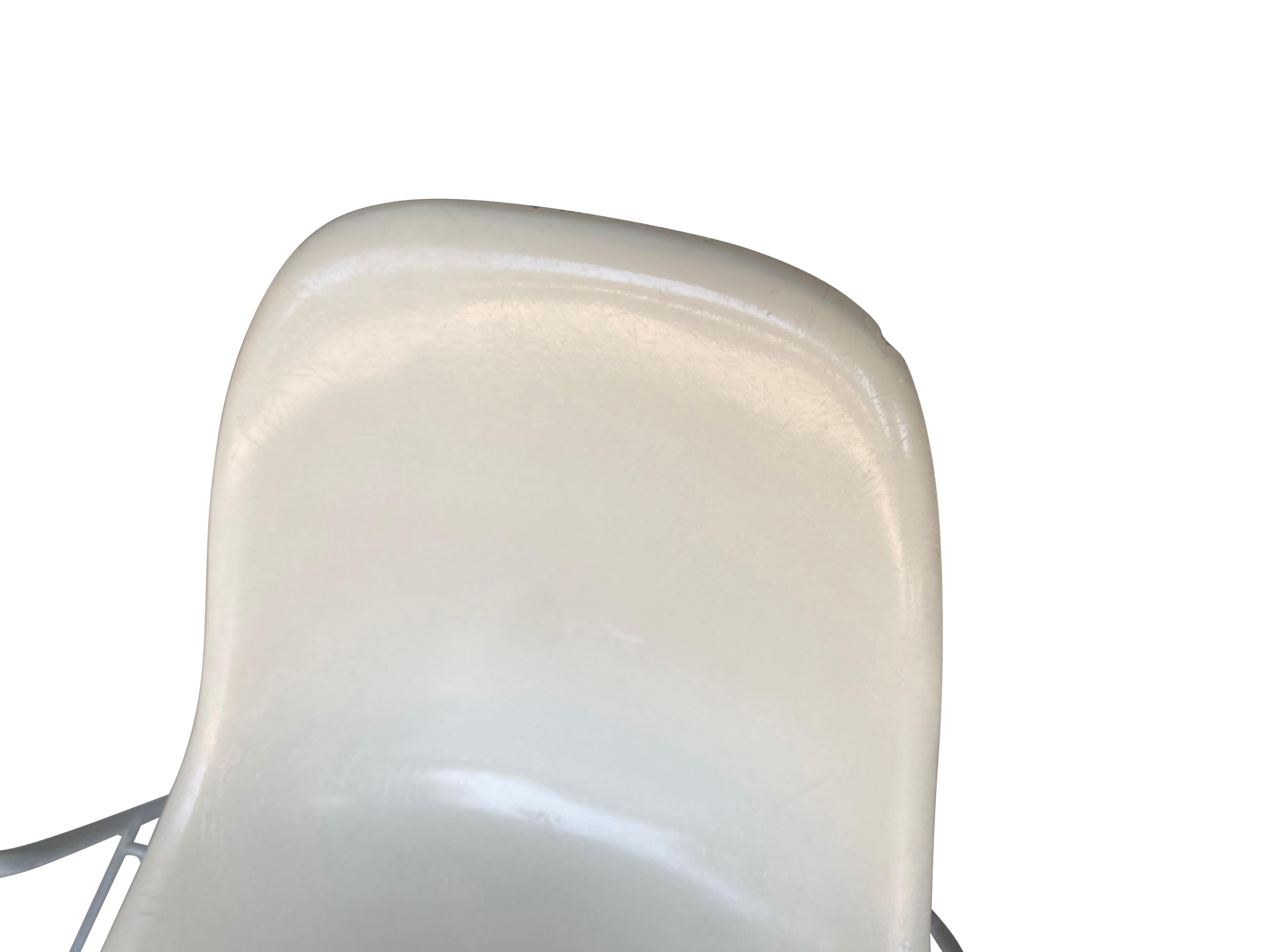 Quatre chaises de salle à manger empilables Eames en fibre de verre Herman Miller en vente 7