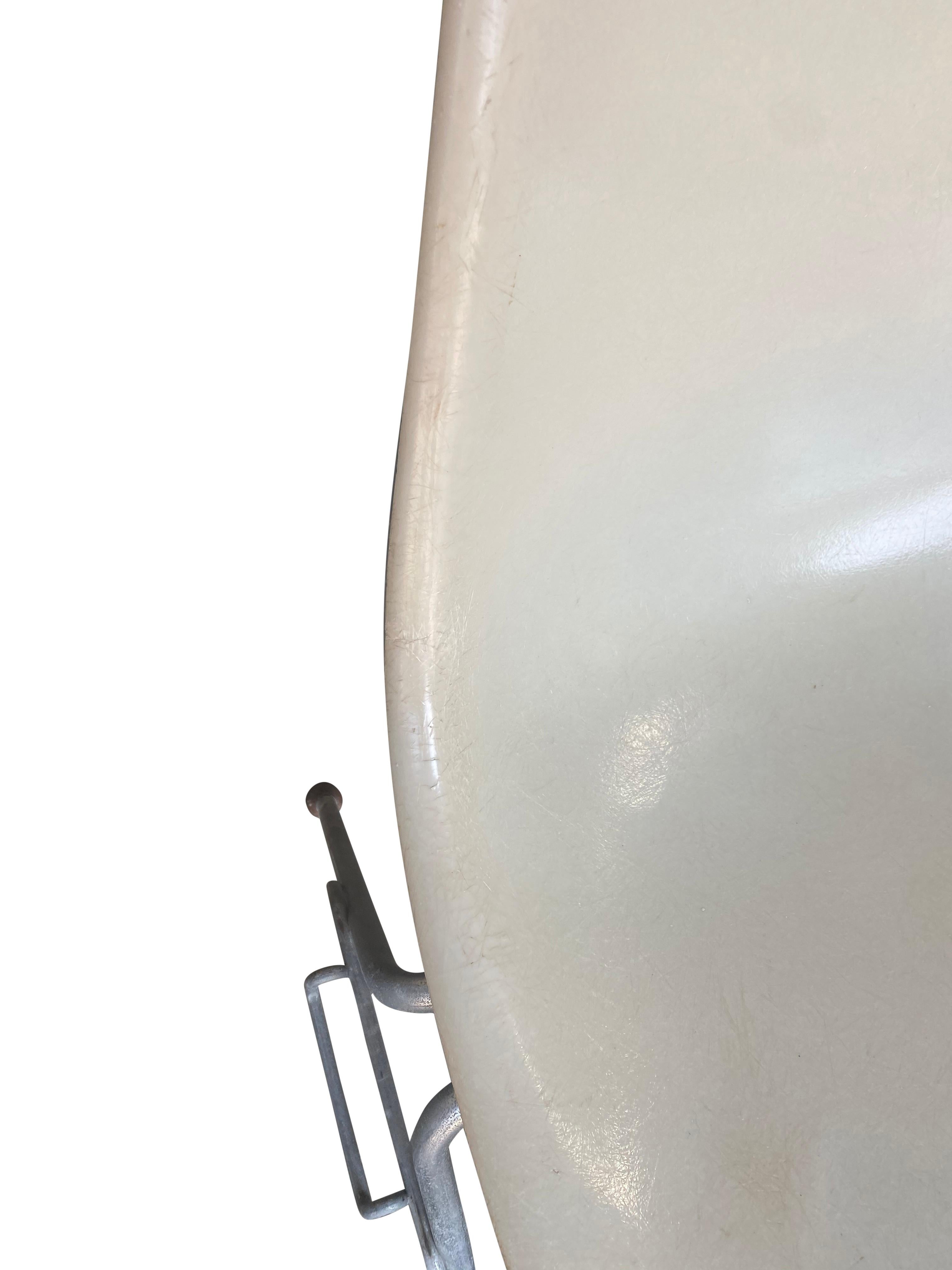 Quatre chaises de salle à manger empilables Eames en fibre de verre Herman Miller en vente 8