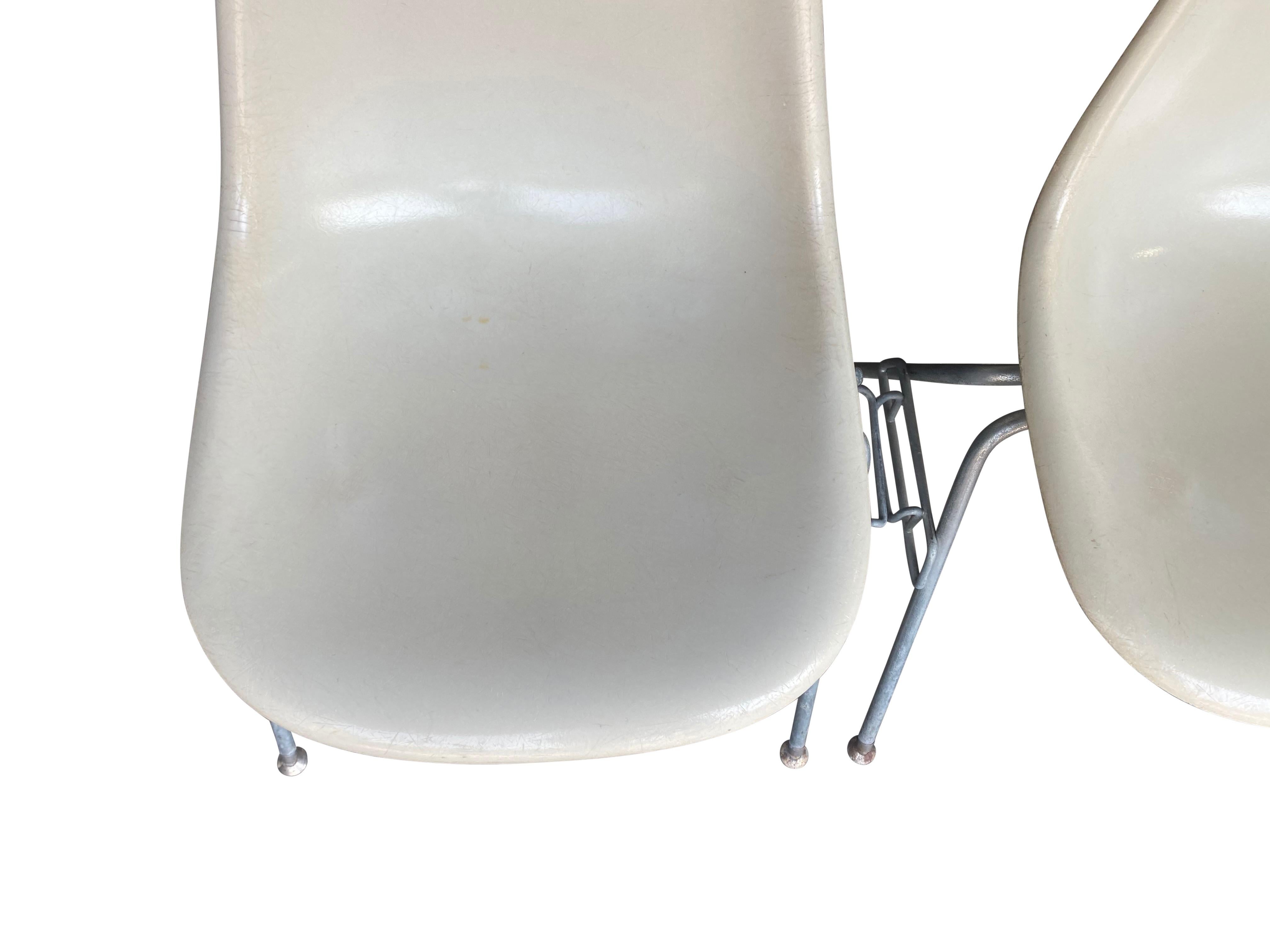Vier Herman Miller Eames Stapelbare Esszimmerstühle aus Fiberglas im Angebot 9