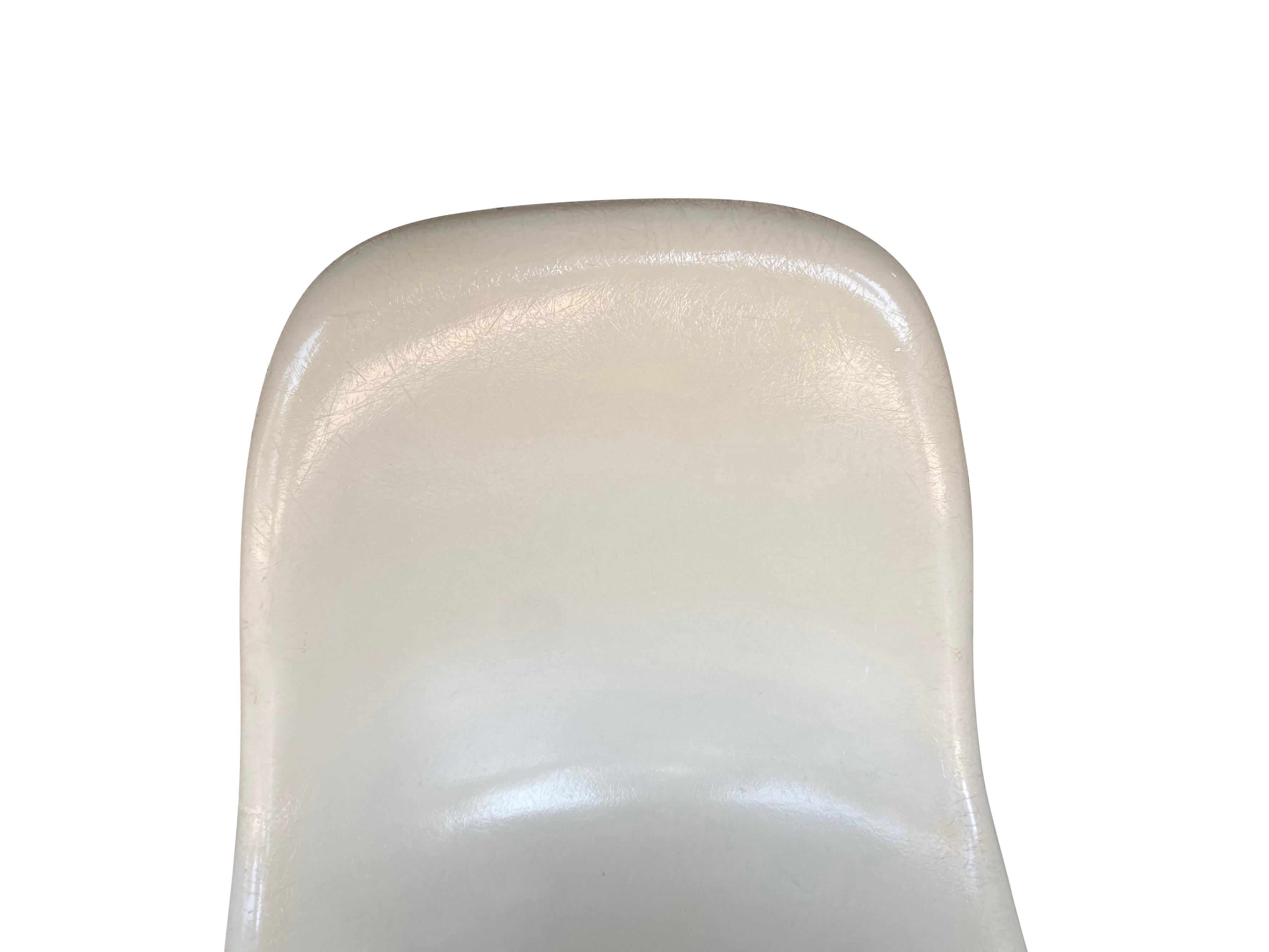Vier Herman Miller Eames Stapelbare Esszimmerstühle aus Fiberglas im Angebot 10