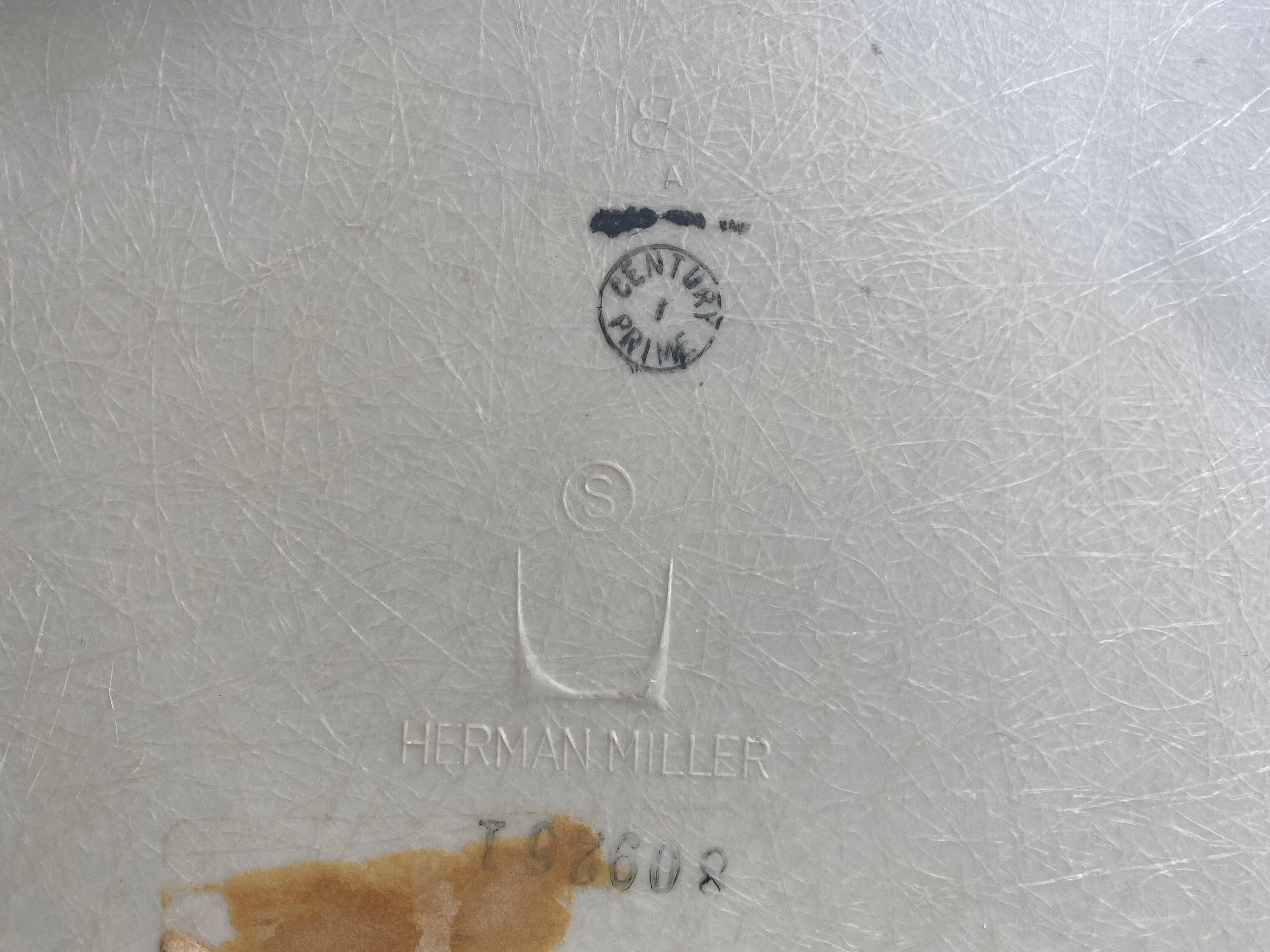 Quatre chaises de salle à manger empilables Eames en fibre de verre Herman Miller en vente 11