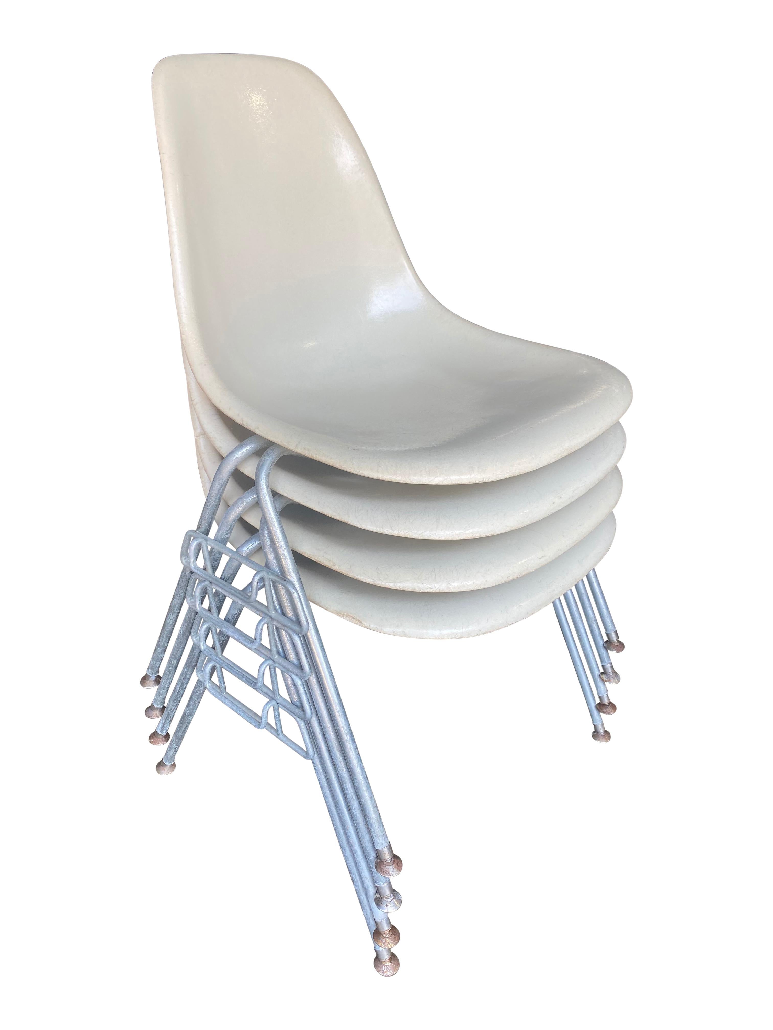 Mid-Century Modern Quatre chaises de salle à manger empilables Eames en fibre de verre Herman Miller en vente
