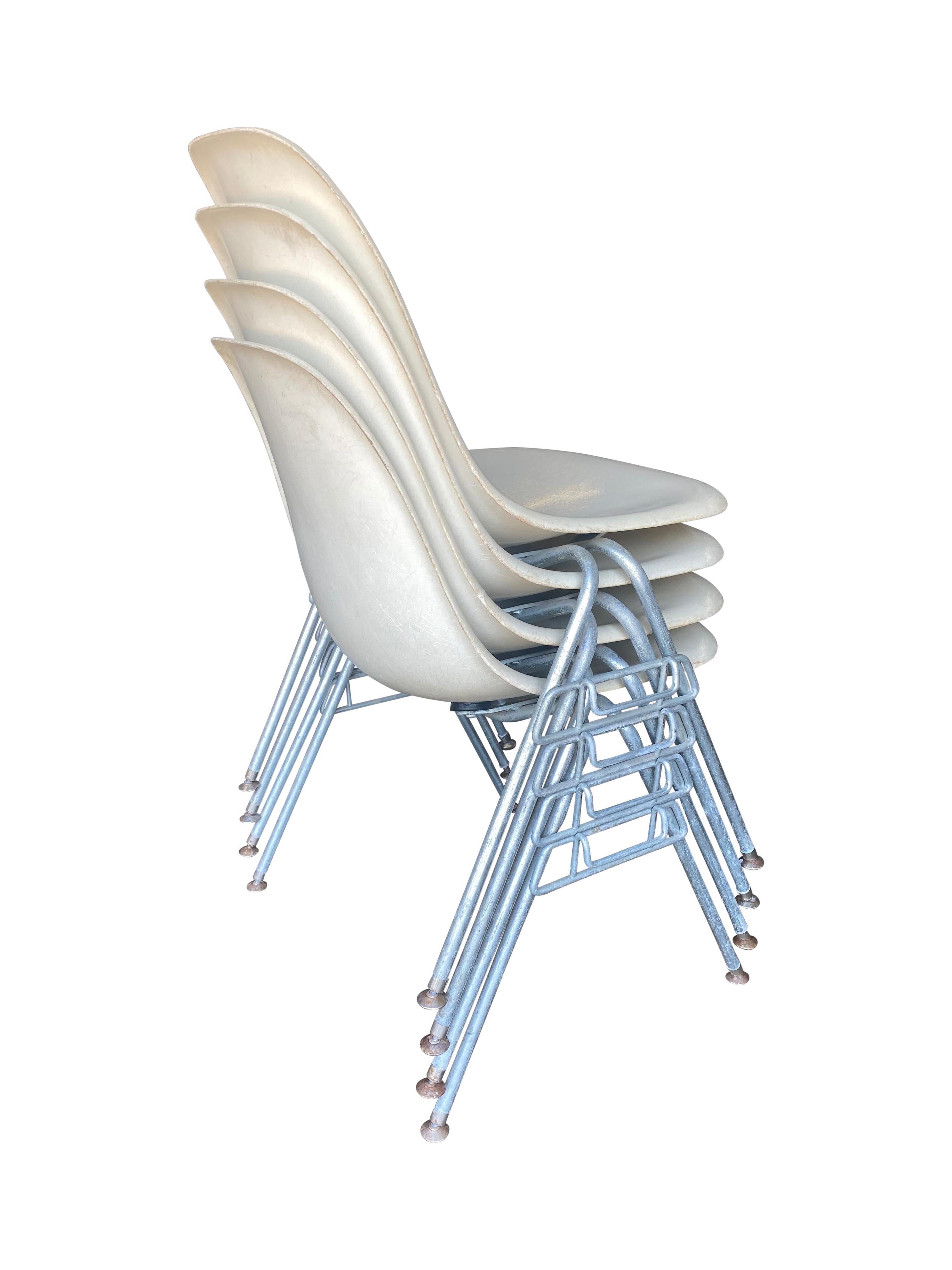 Américain Quatre chaises de salle à manger empilables Eames en fibre de verre Herman Miller en vente