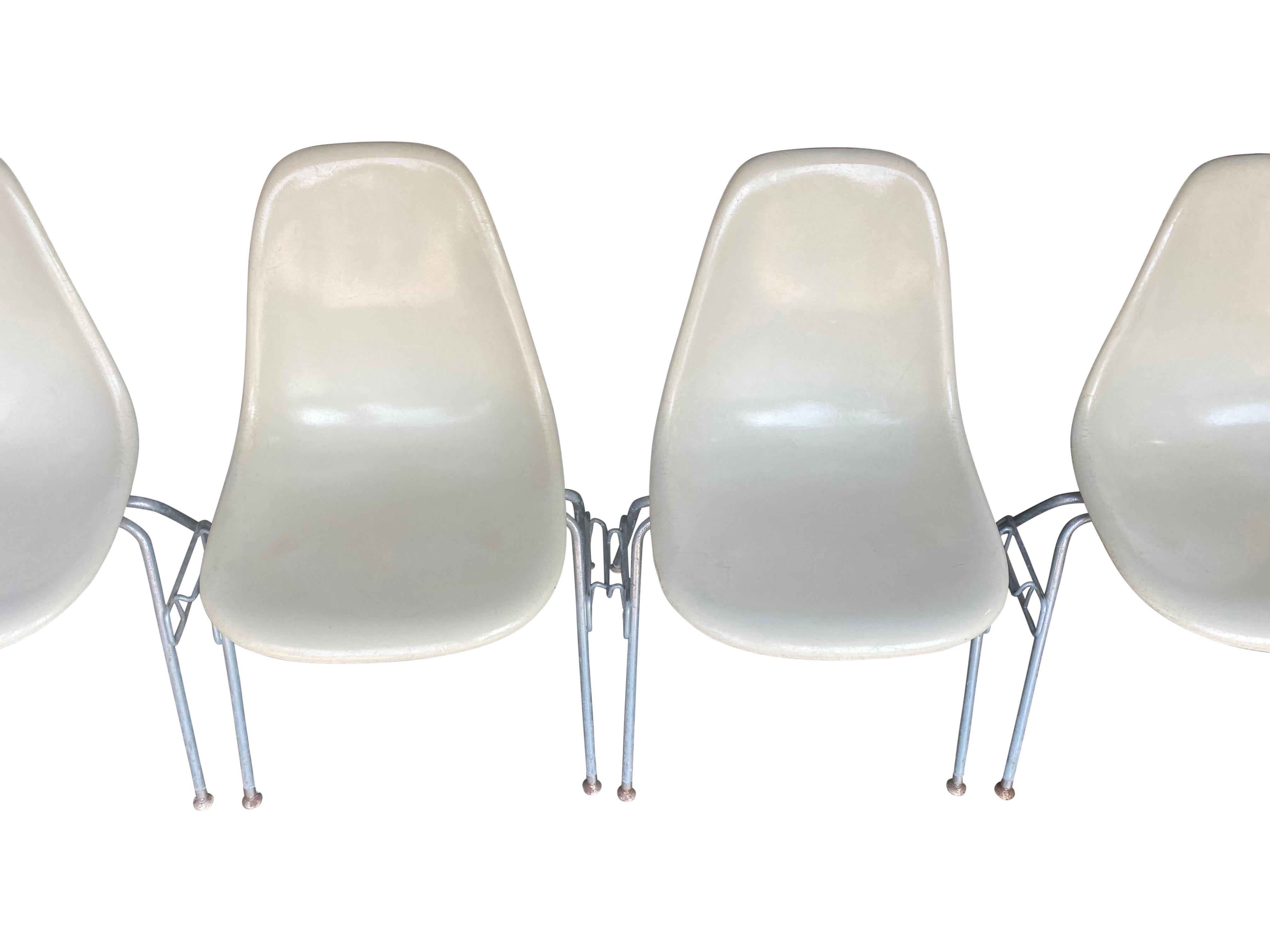 Fibre de verre Quatre chaises de salle à manger empilables Eames en fibre de verre Herman Miller en vente