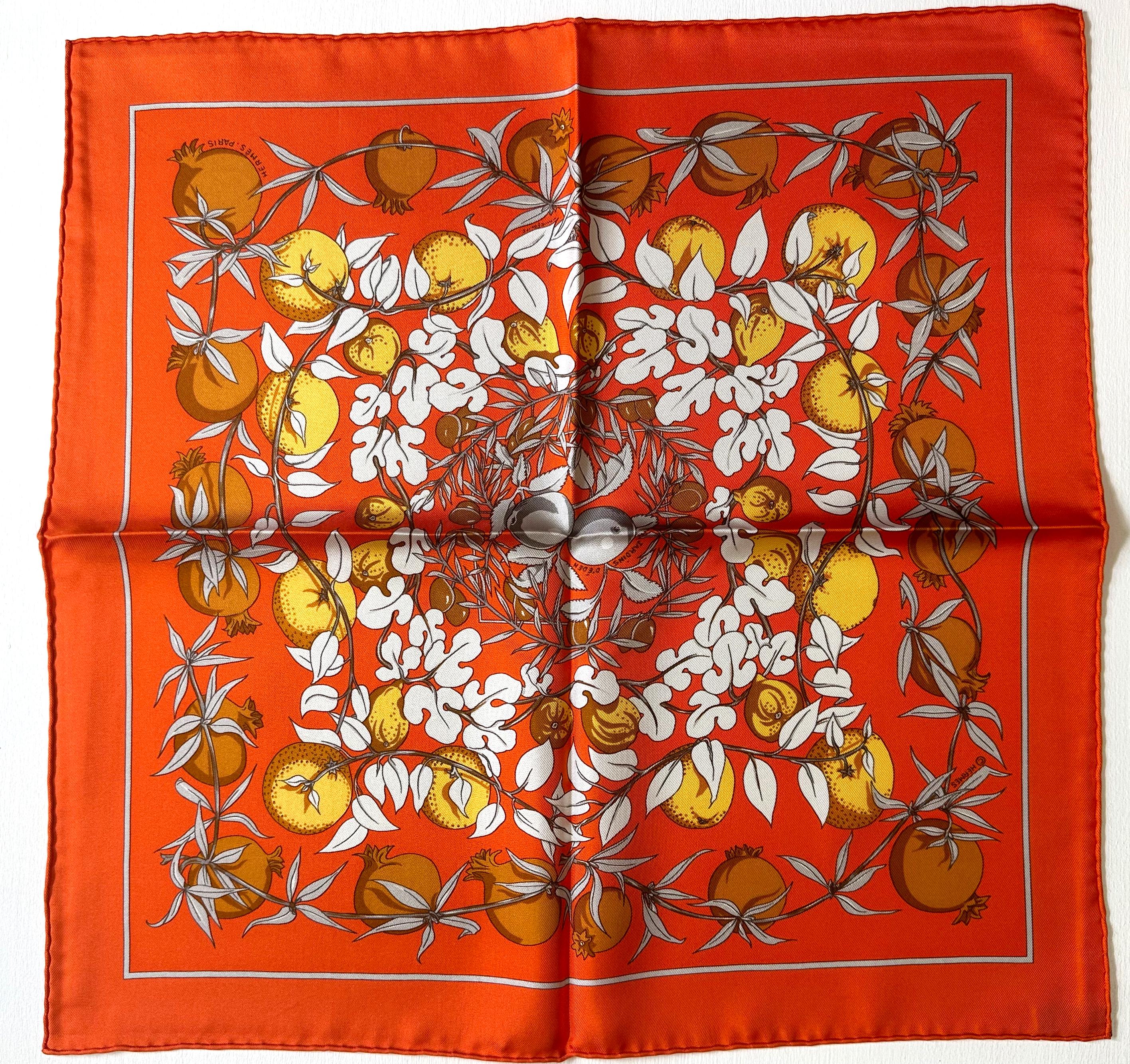 Quattro piccole sciarpe di seta Hermes In condizioni buone in vendita a West Palm Beach, FL