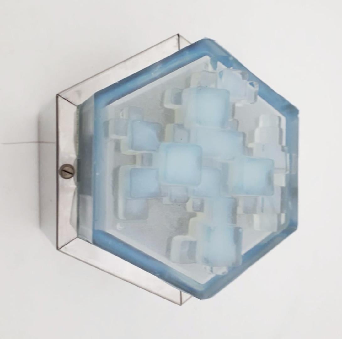 Vintage original midcentury wall light or flush mount with hexagonal steel frame and hexagonal light blue frosted glass diffuser by Poliarte / Made in Italy, circa 1960s
1 lights / E14 type / max 40W
Size: Diameter 7 inches, height 5.5 inches
3