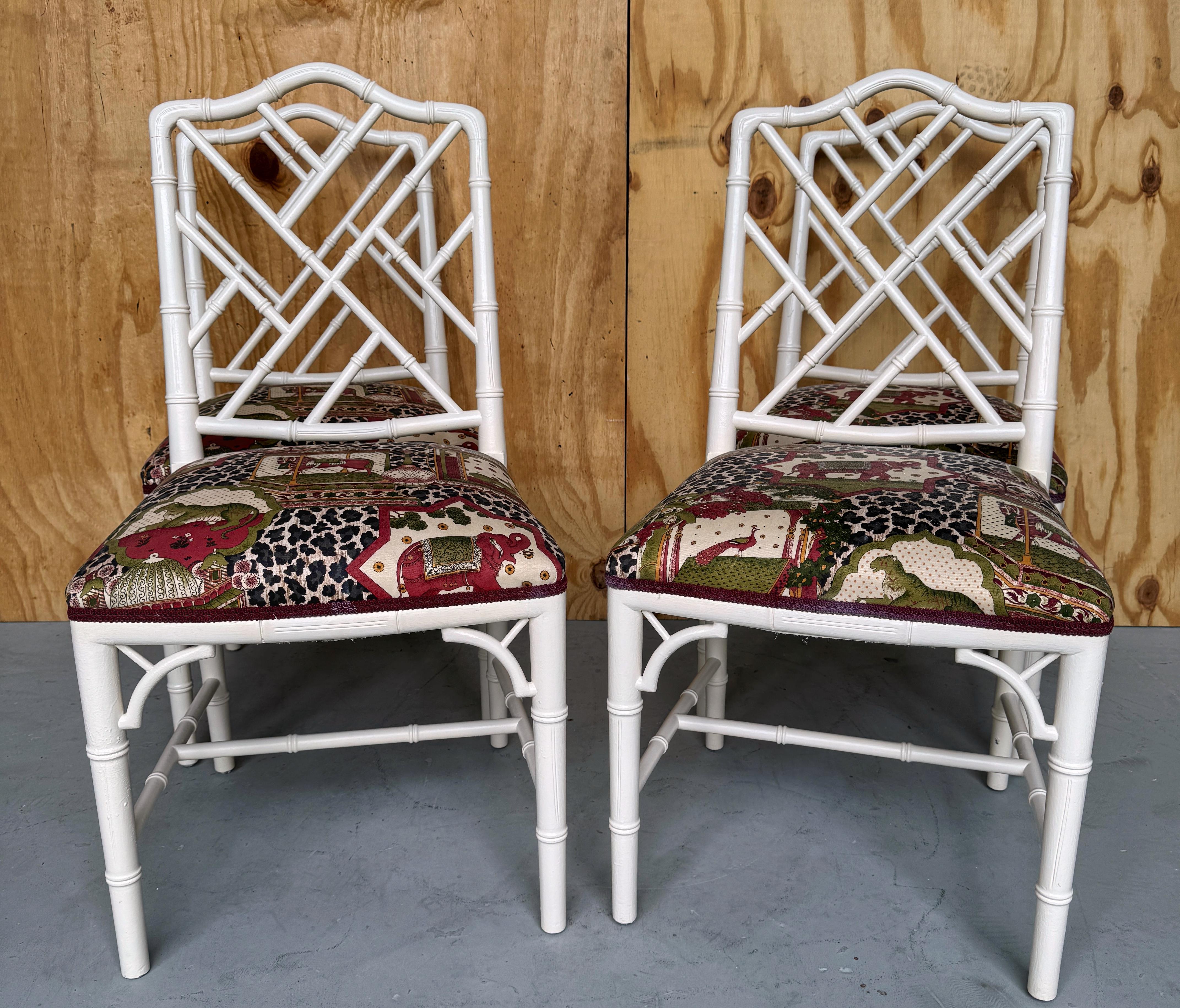 Vier weiß lackierte Hollywood-Regency-Esszimmerstühle aus Kunstbambus  (Hollywood Regency) im Angebot