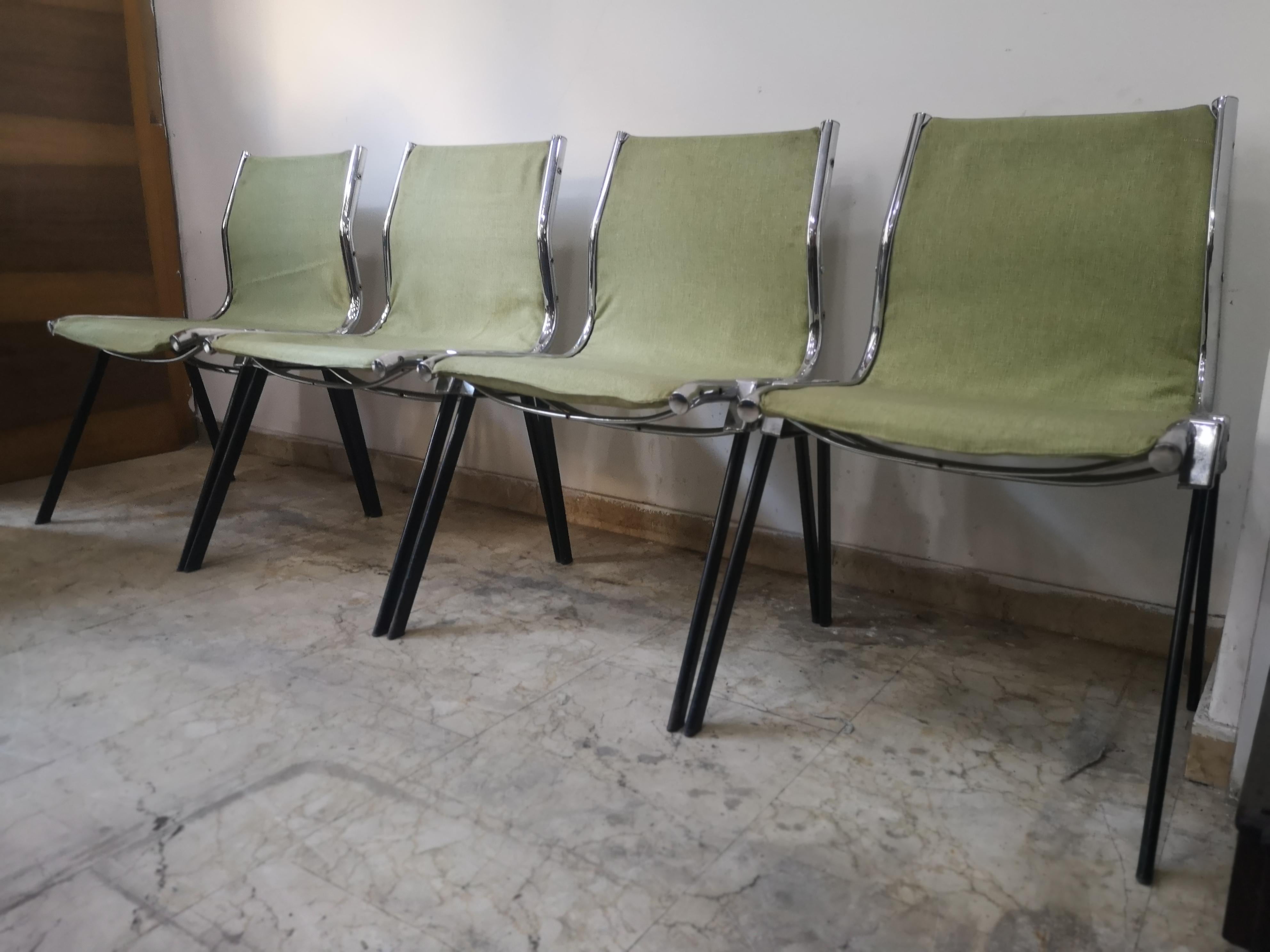 Quatre chaises avec une belle structure en acier et un tissu vert des années 70
dans le style de Giancarlo Piretti pour Castelli

Les chaises sont en bon état et n'ont pas besoin d'être remplacées 
d'interventions particulières autres que