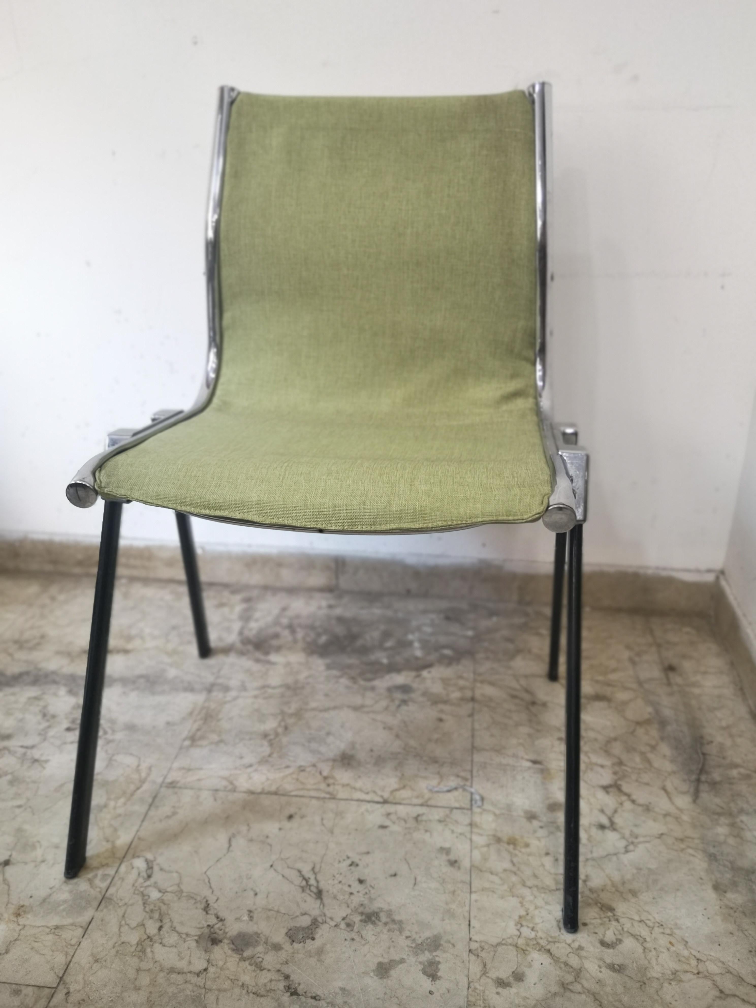 Italian Quatre chaises italiennes G. Piretti de style années 70 en acier et tissu vert pour Castelli en vente