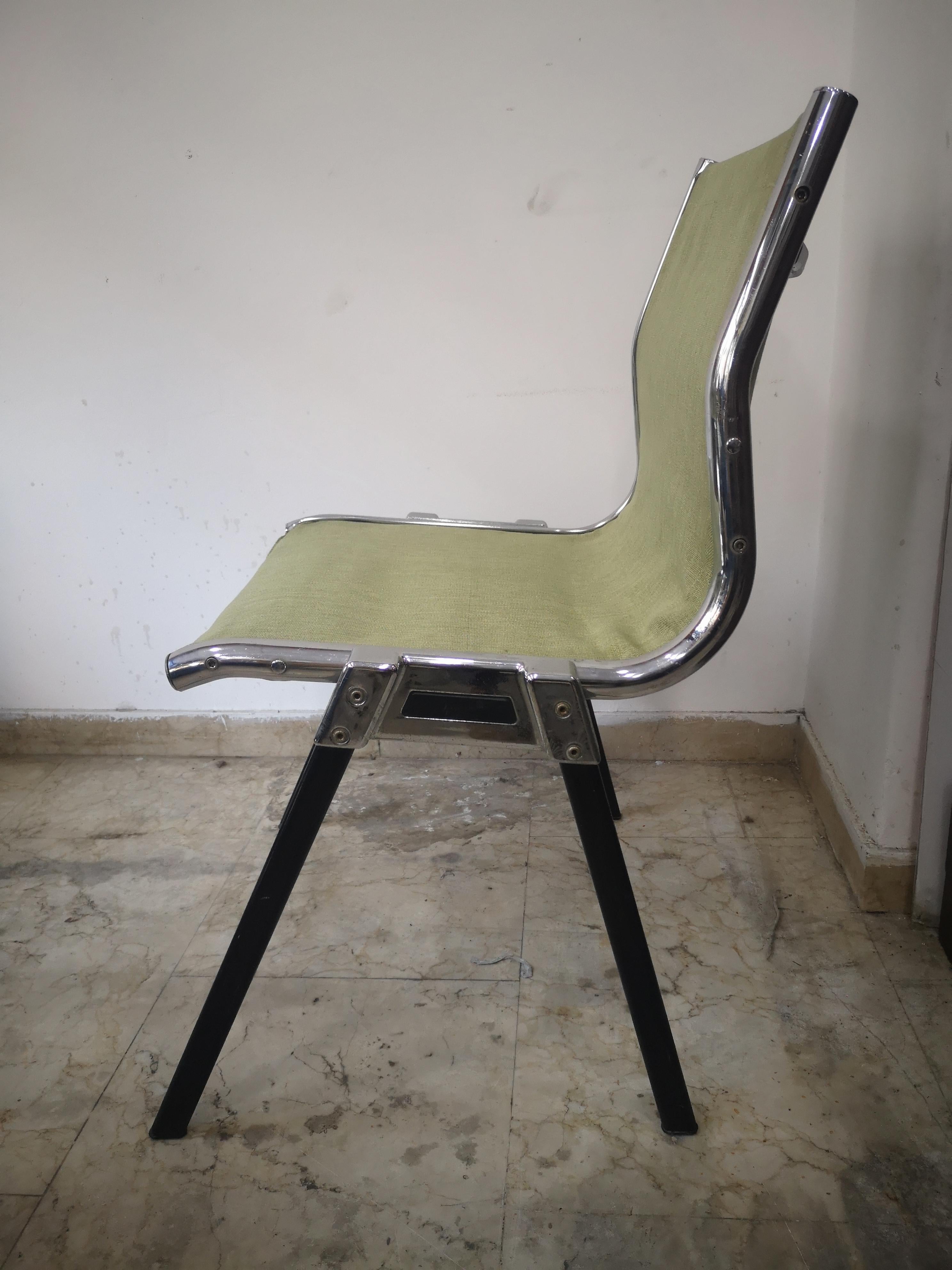 Quatre chaises italiennes G. Piretti de style années 70 en acier et tissu vert pour Castelli Bon état - En vente à Catania, IT