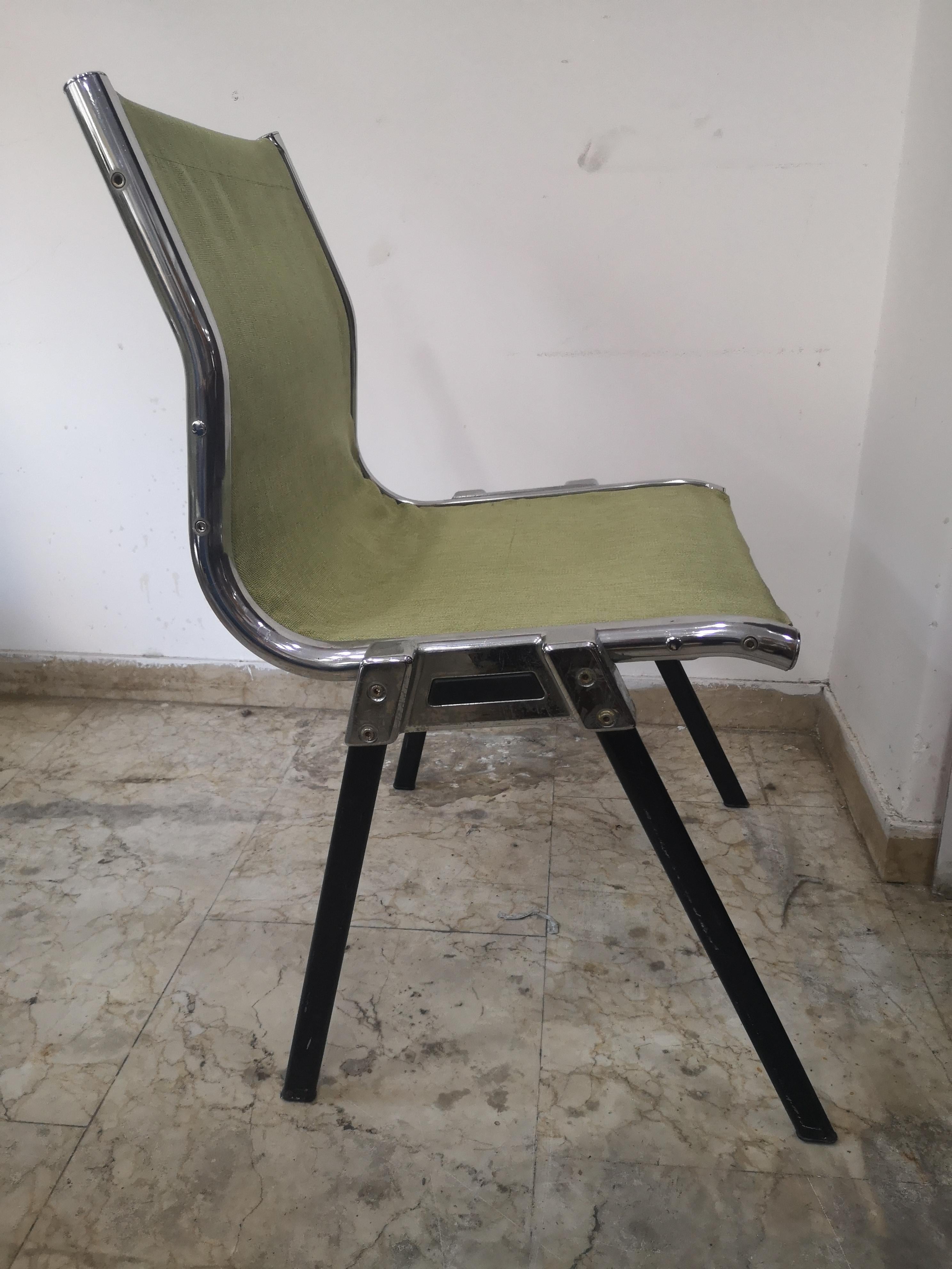 Acier Quatre chaises italiennes G. Piretti de style années 70 en acier et tissu vert pour Castelli en vente