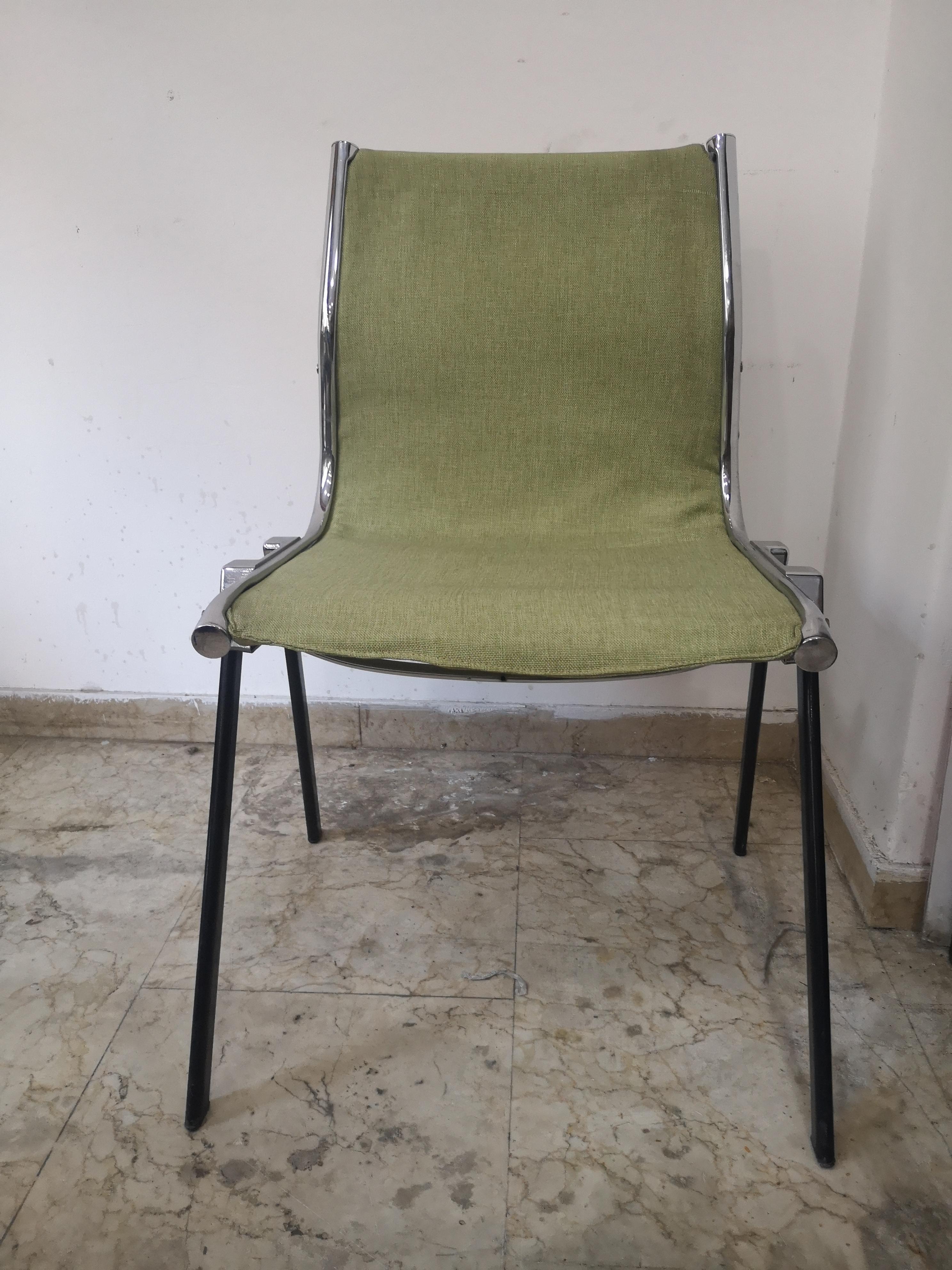 Quatre chaises italiennes G. Piretti de style années 70 en acier et tissu vert pour Castelli en vente 1