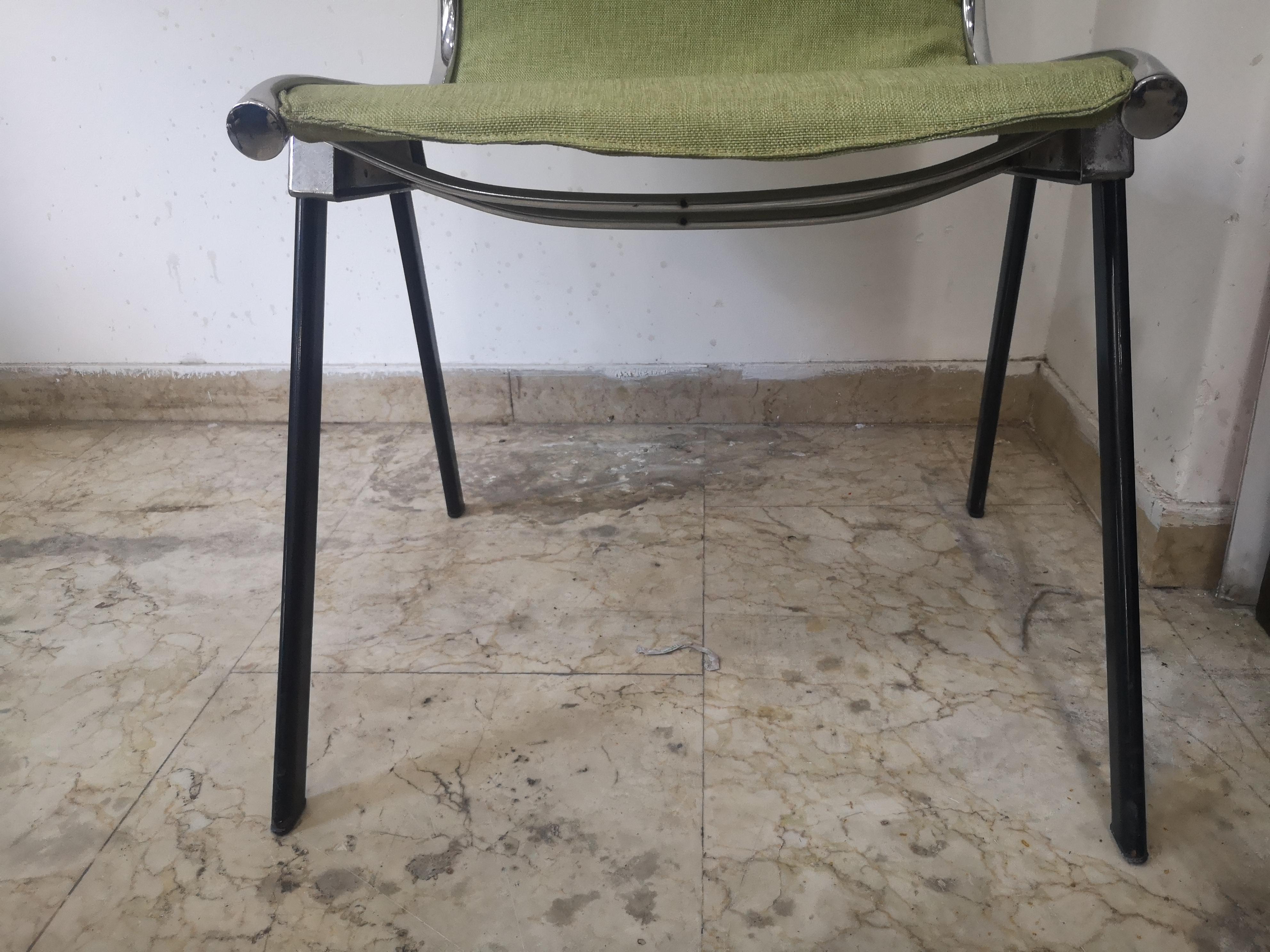 Quatre chaises italiennes G. Piretti de style années 70 en acier et tissu vert pour Castelli en vente 2