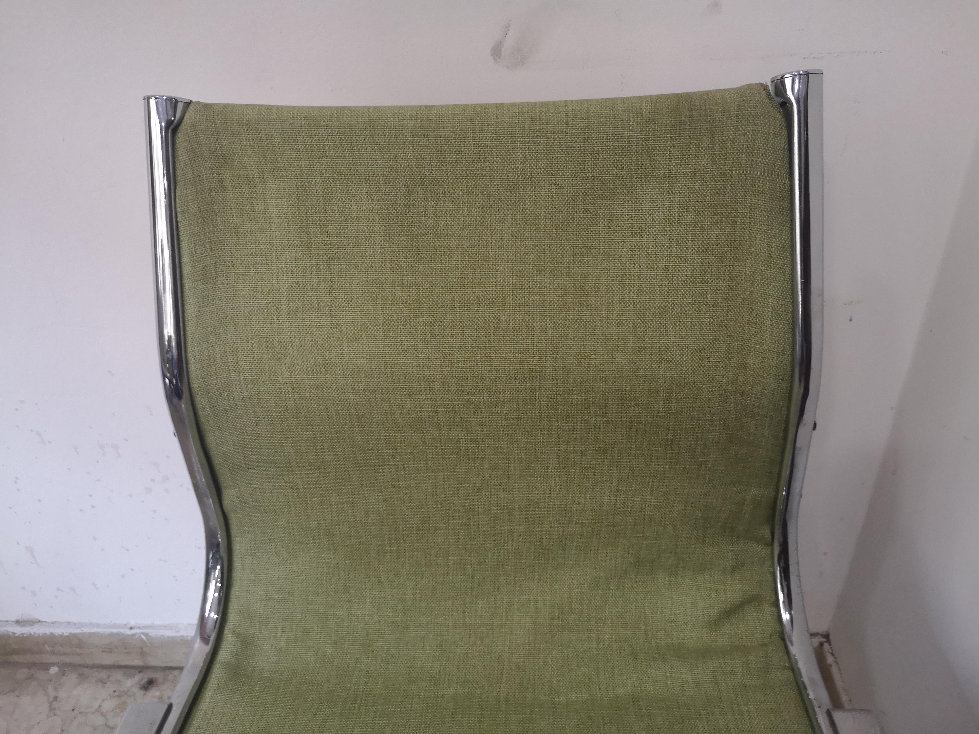 Quatre chaises italiennes G. Piretti de style années 70 en acier et tissu vert pour Castelli en vente 3