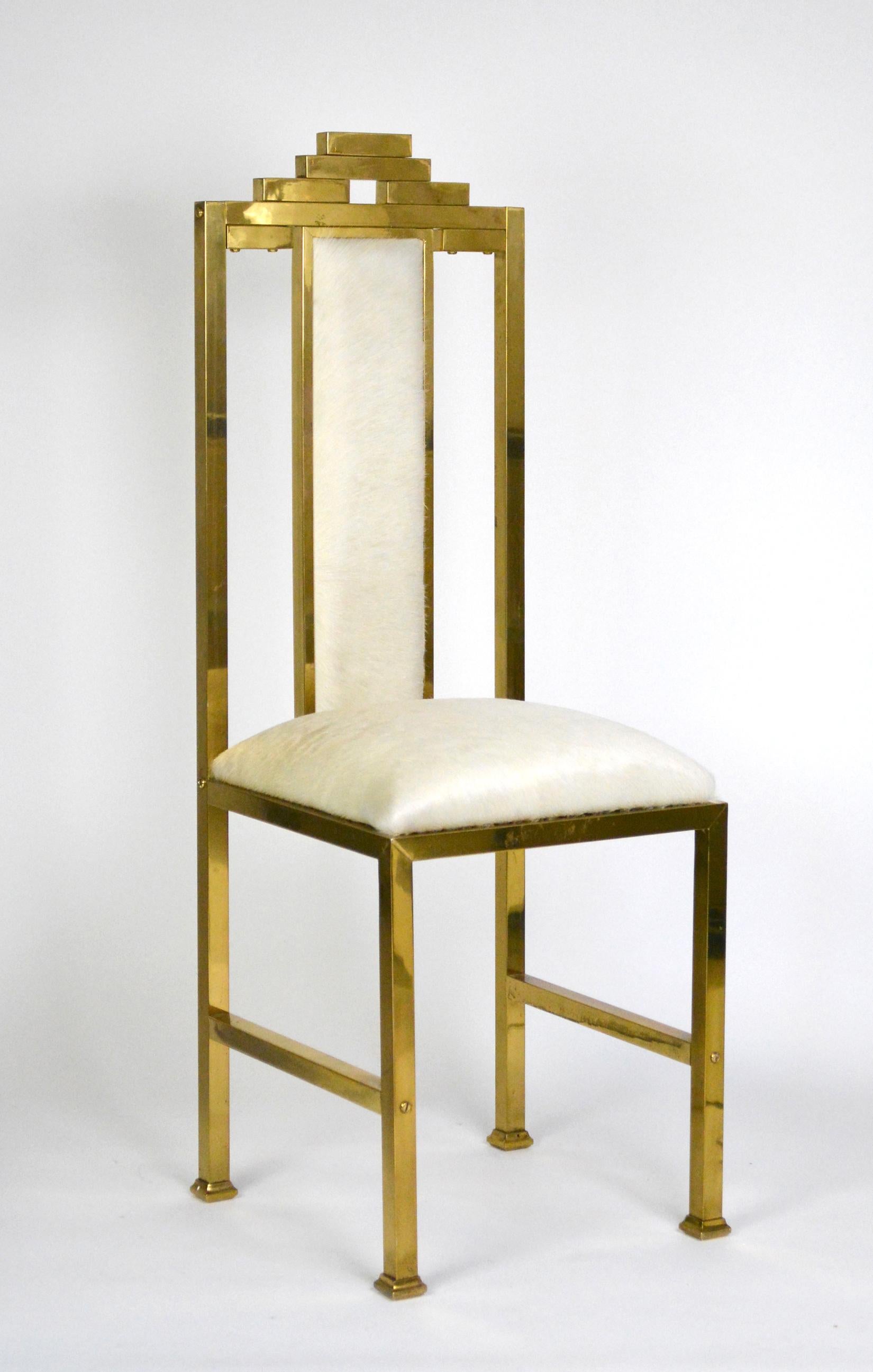 Quattro sedie in ottone in stile grattacielo con una nuova imbottitura in pelo e pelle. Circa anni '70, con un'atmosfera Art Deco e Hollywood Regency.