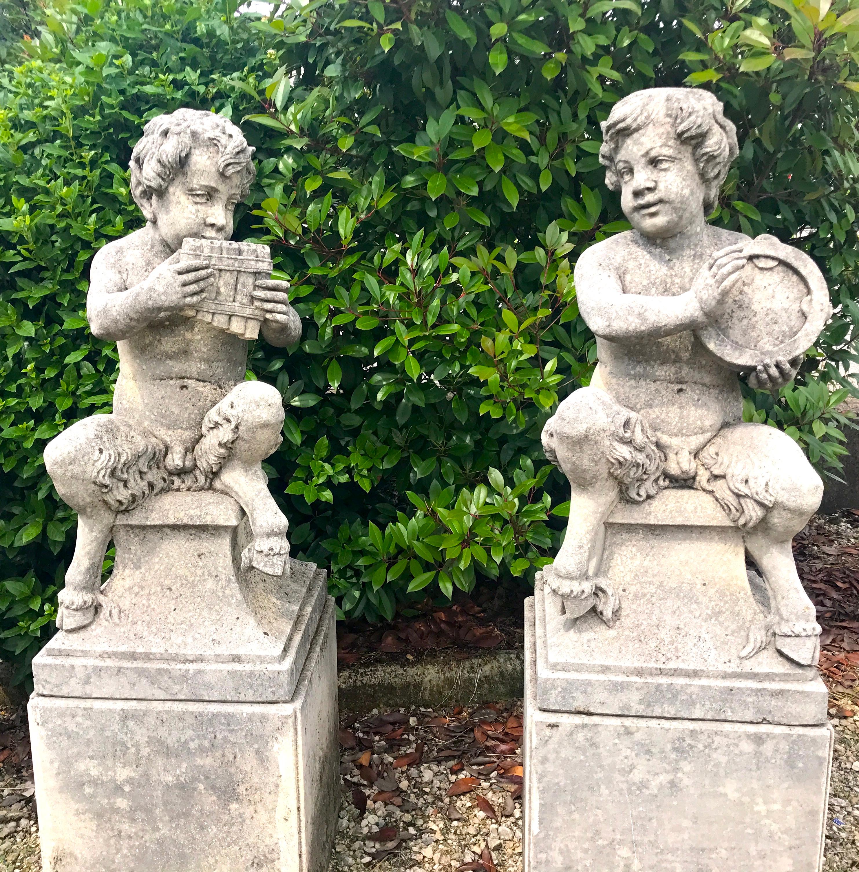Vier italienische Fauns-Gartenstatuen aus Stein mit Musikern repräsentieren (Italienisch) im Angebot