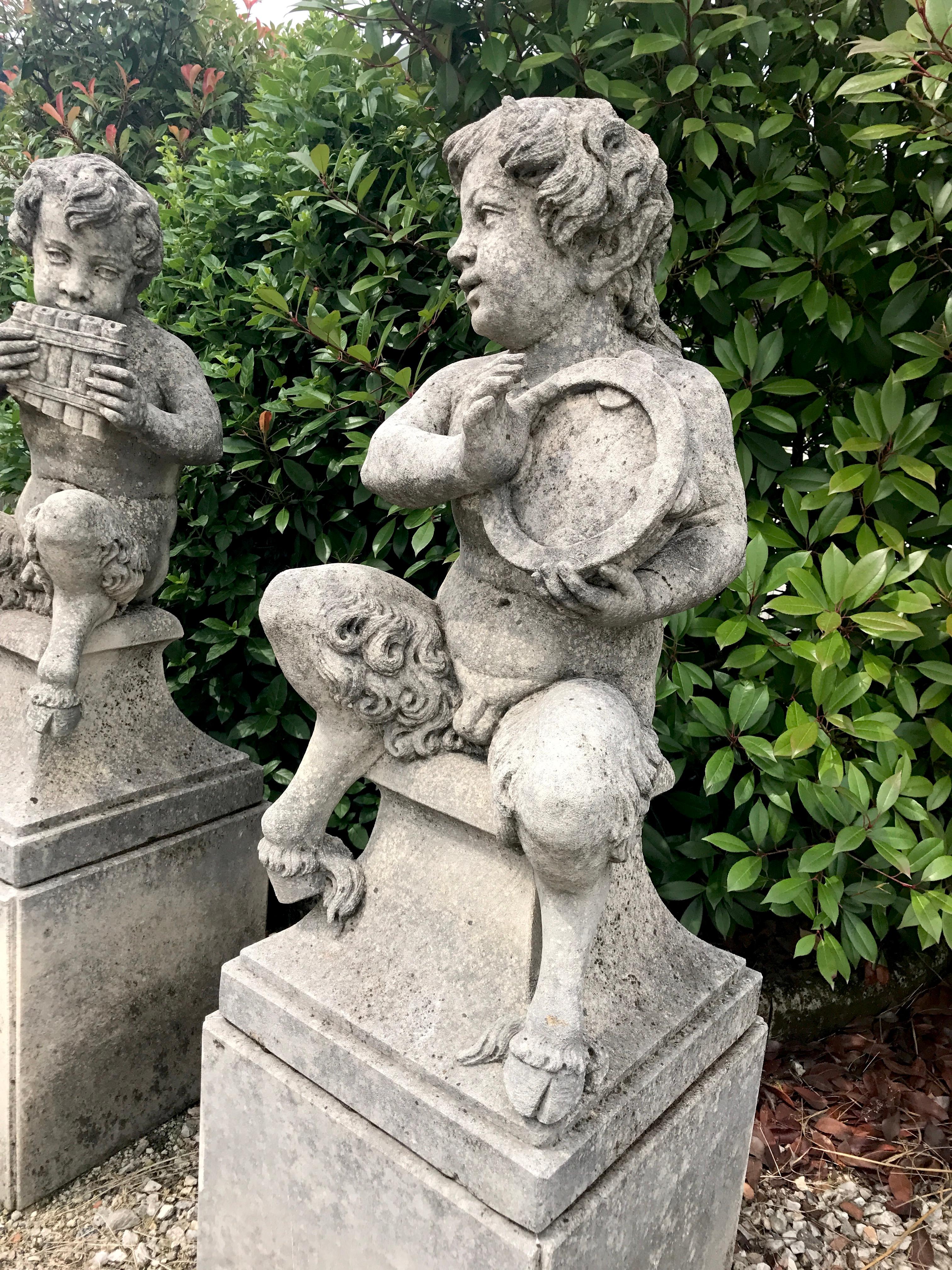 Vier italienische Fauns-Gartenstatuen aus Stein mit Musikern repräsentieren im Zustand „Neu“ im Angebot in Rome, IT