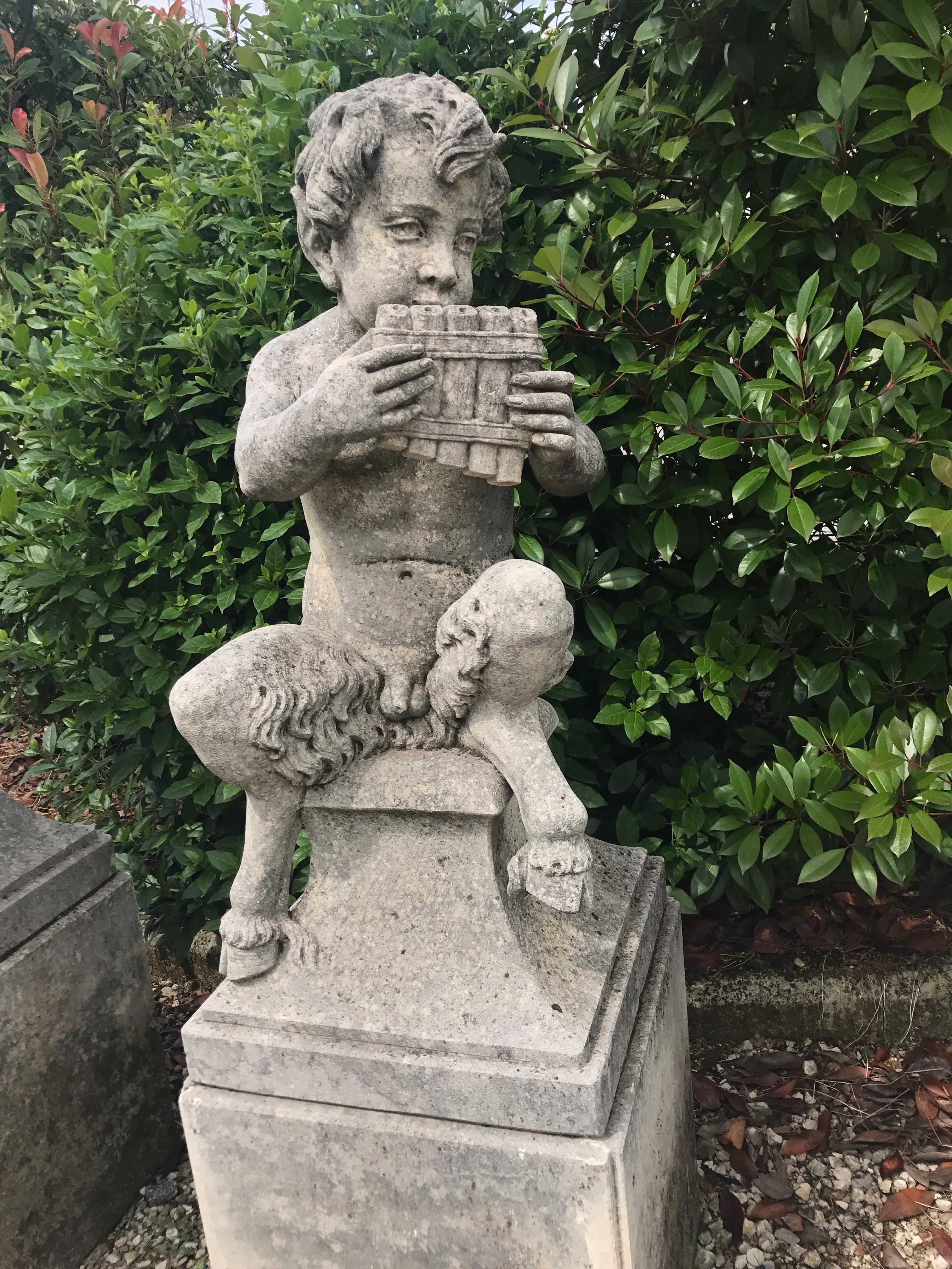 Vier italienische Fauns-Gartenstatuen aus Stein mit Musikern repräsentieren (21. Jahrhundert und zeitgenössisch) im Angebot