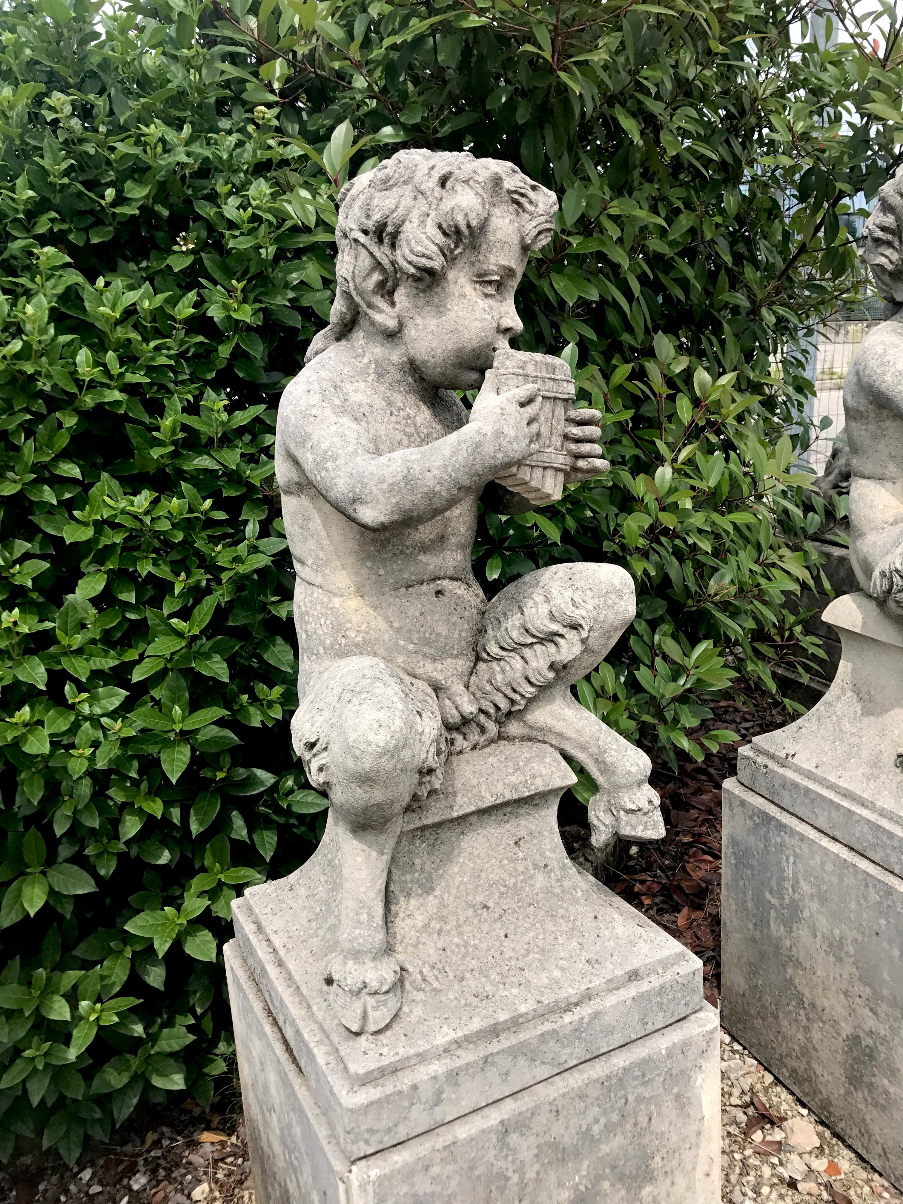 Vier italienische Fauns-Gartenstatuen aus Stein mit Musikern repräsentieren (Kalkstein) im Angebot