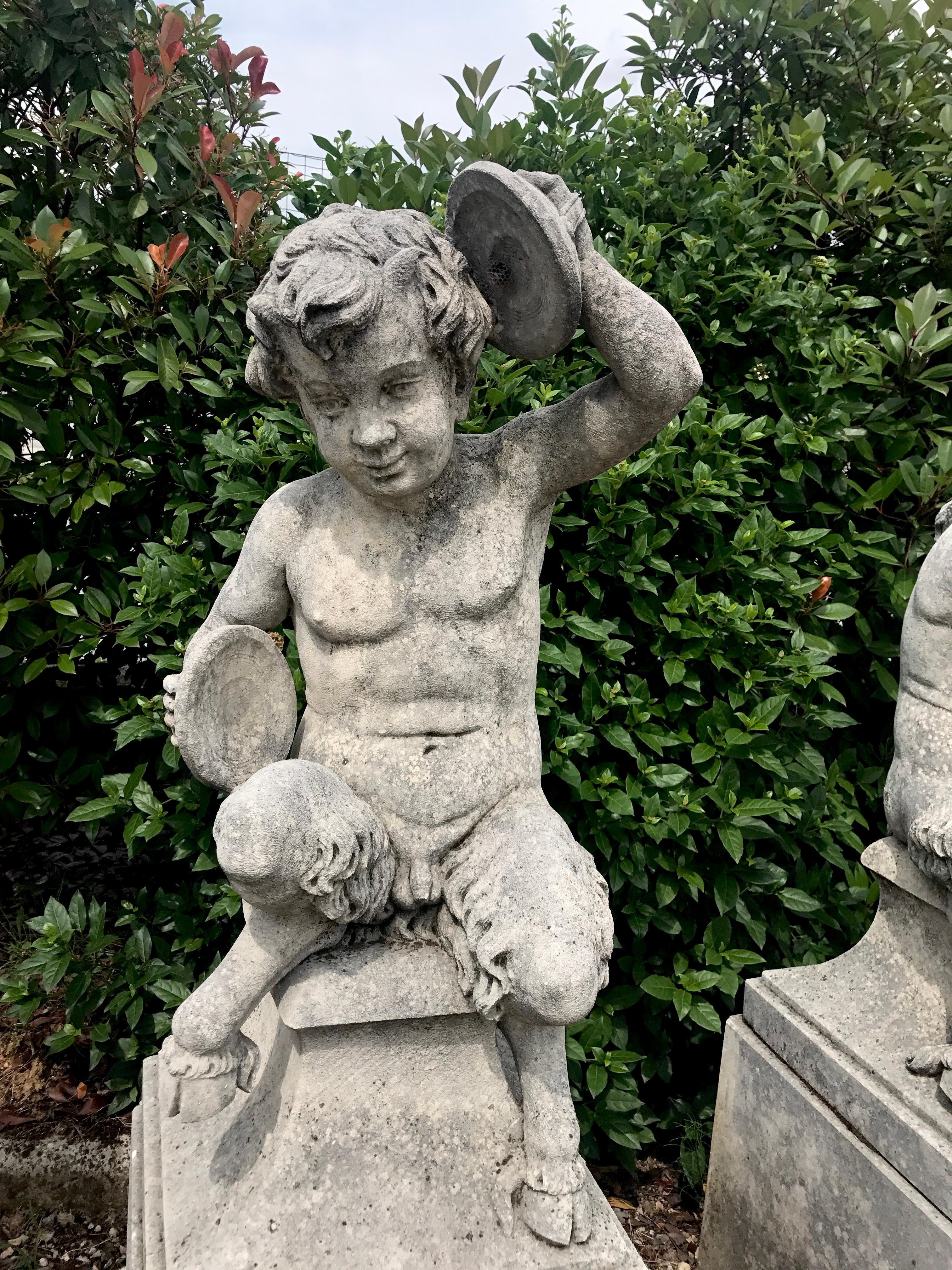 Vier italienische Fauns-Gartenstatuen aus Stein mit Musikern repräsentieren im Angebot 1