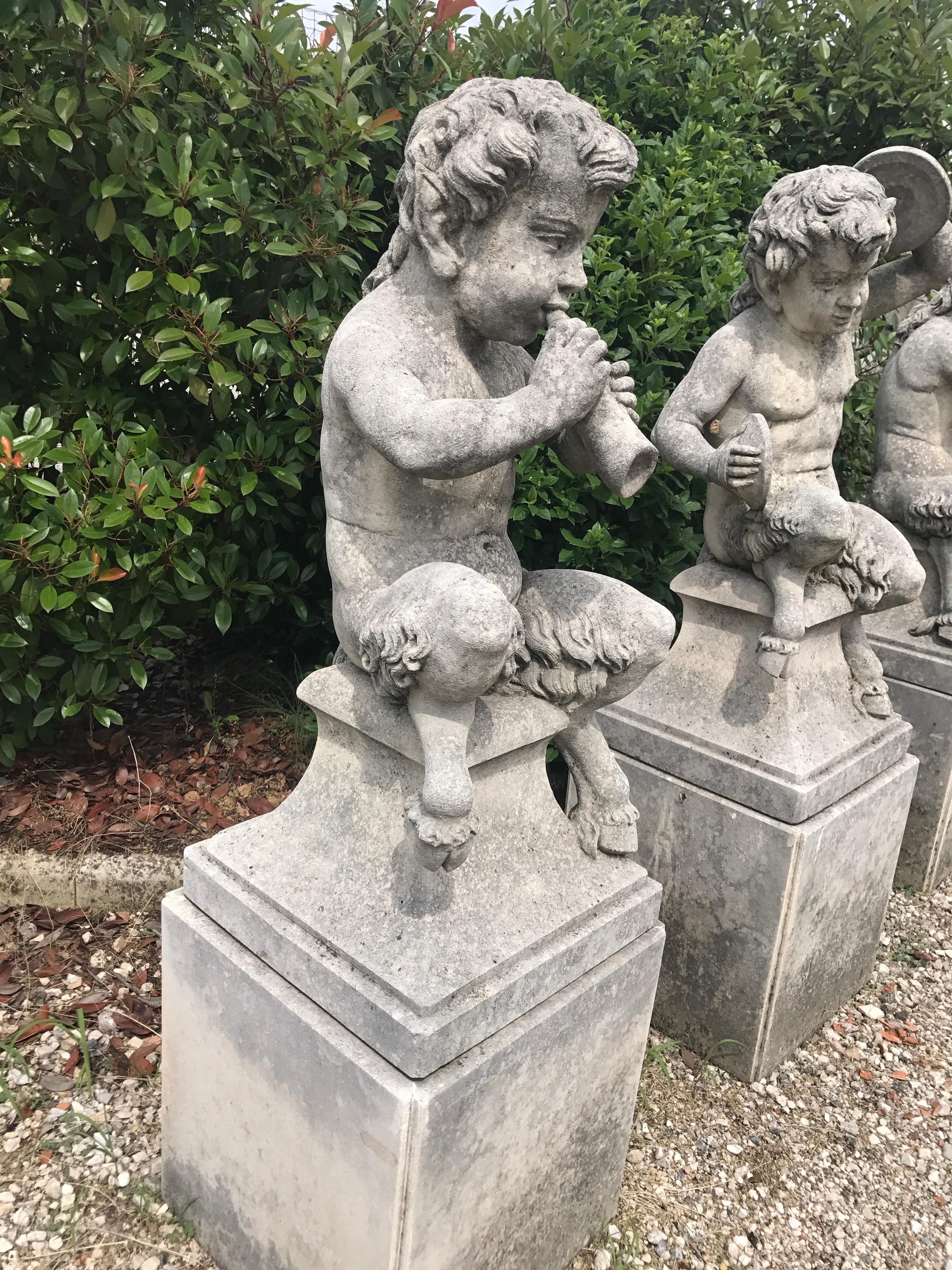 Vier italienische Fauns-Gartenstatuen aus Stein mit Musikern repräsentieren im Angebot 2